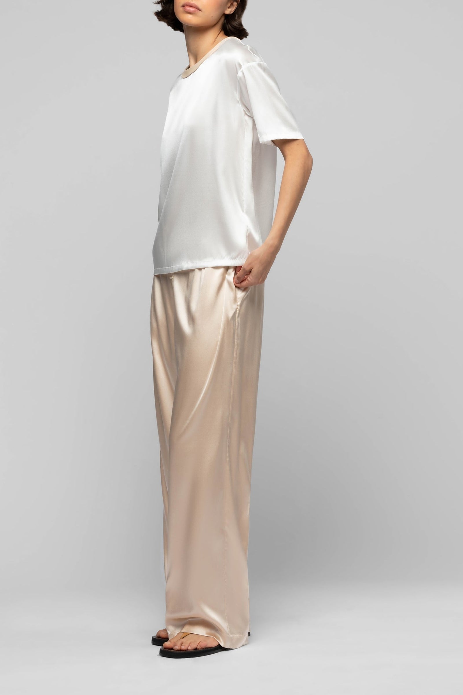 16 QTY NEW TSHIRT AVEC DETAIL EN CUIR