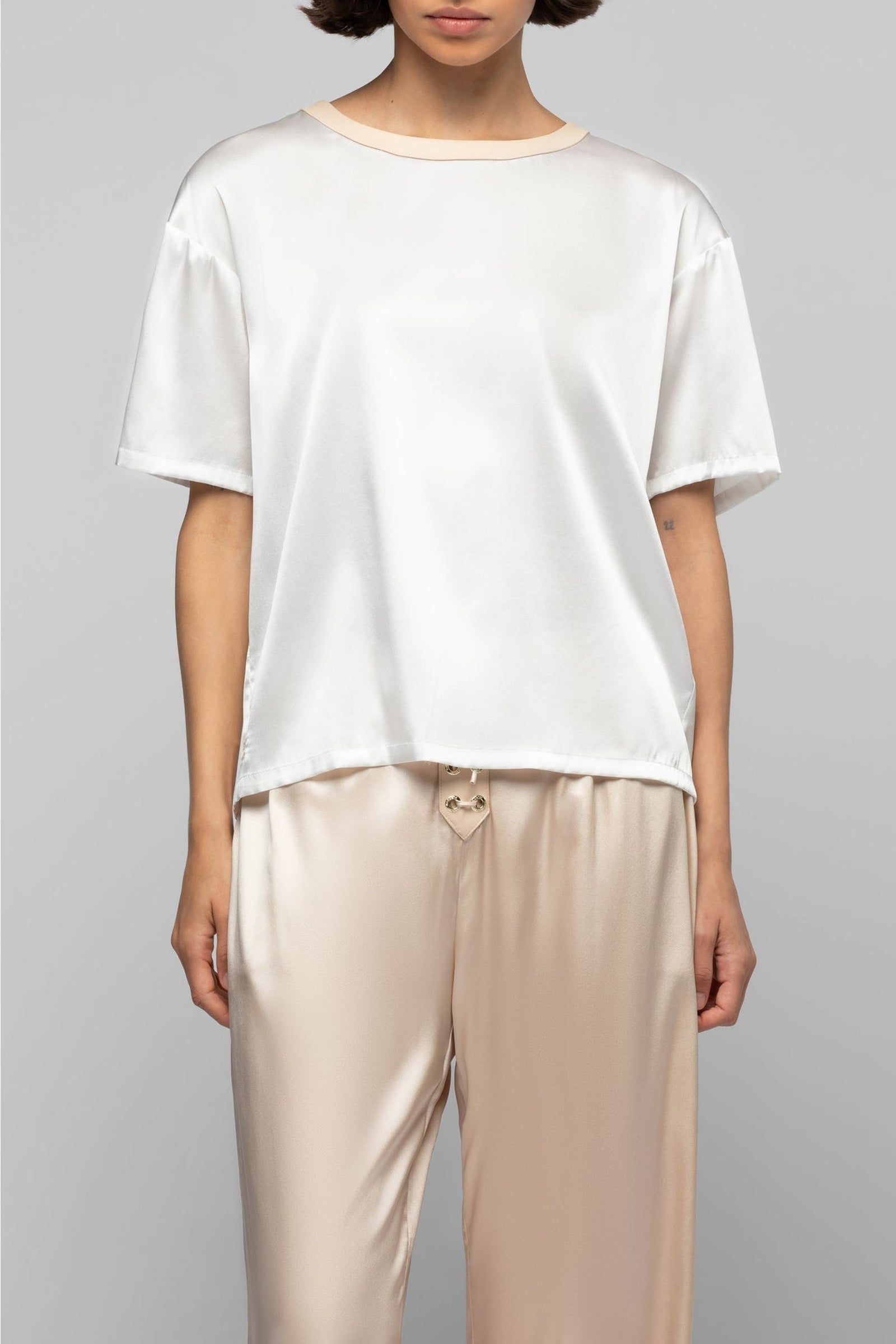 16 QTY NEW TSHIRT AVEC DETAIL EN CUIR