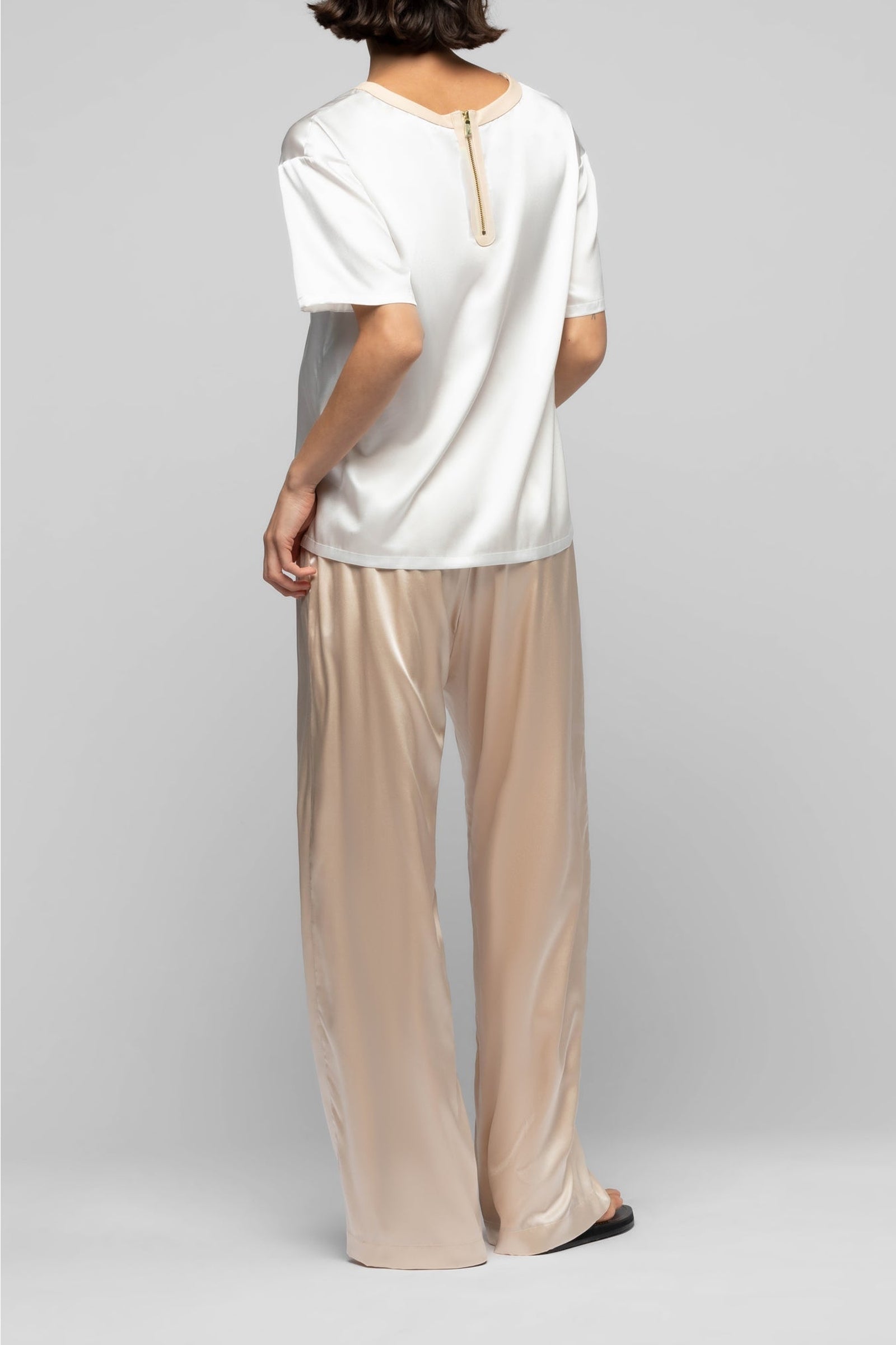 16 QTY NEW TSHIRT AVEC DETAIL EN CUIR