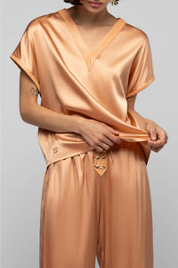 T-shirt Tayina en soie ample à manches courtes et col V - Camel