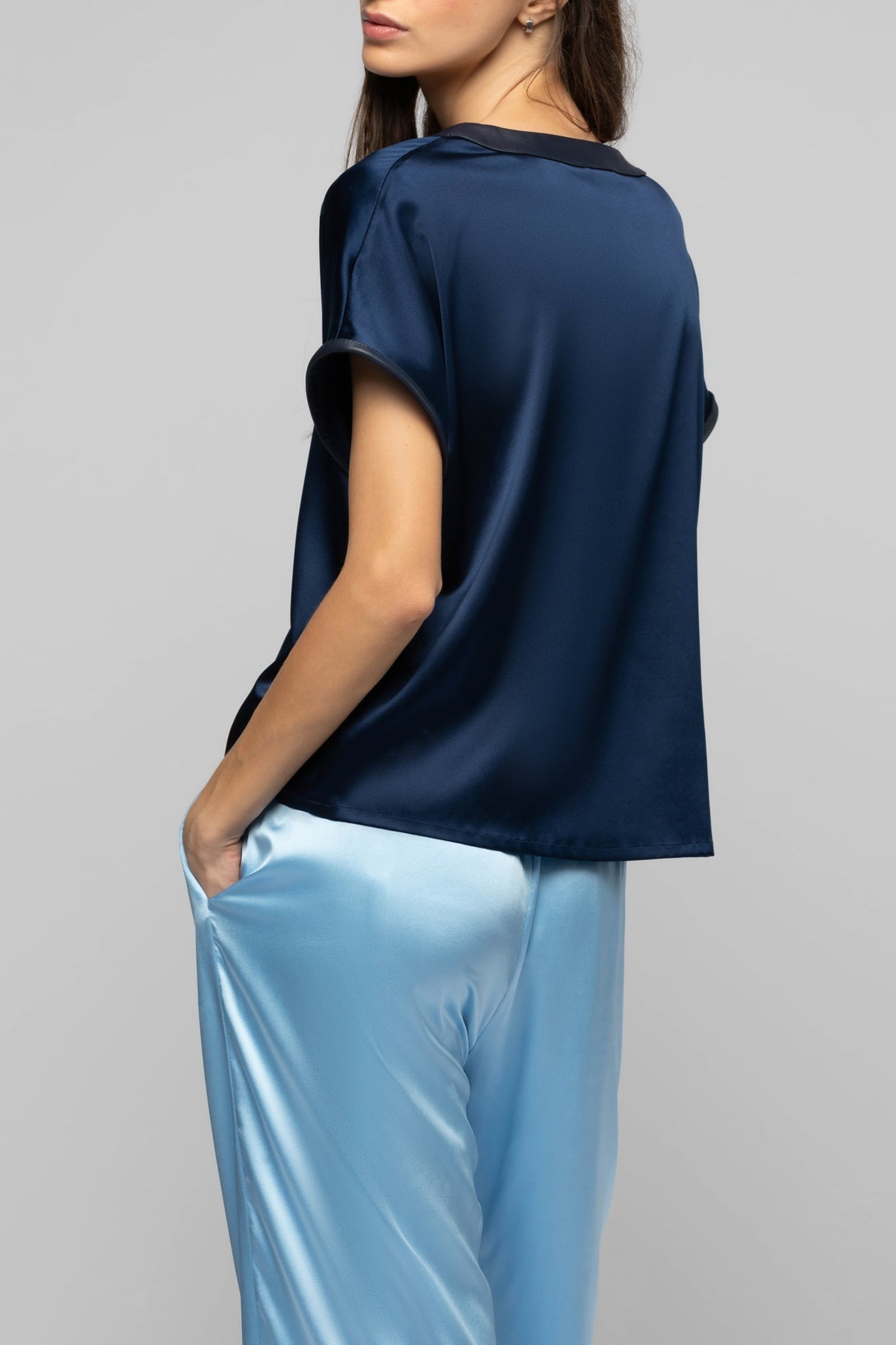 14 QTY NEW TSHIRT COL V,  DETAIL EN CUIR