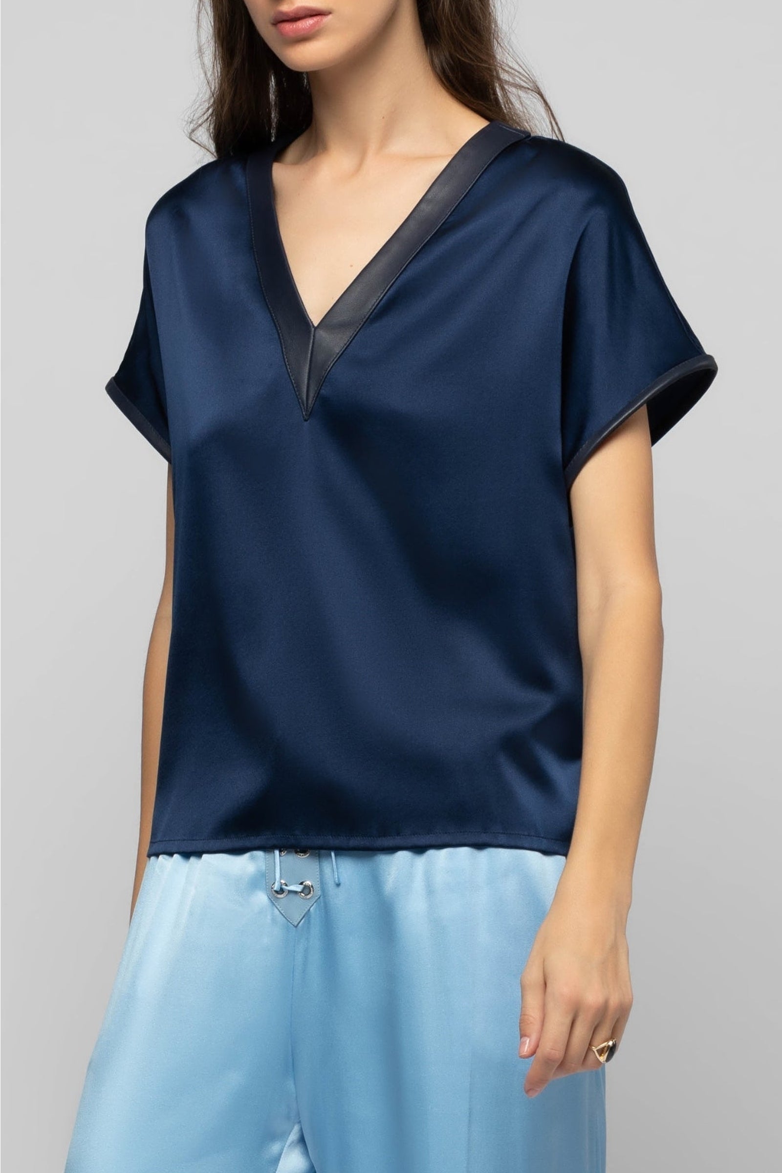 14 QTY NEW TSHIRT COL V,  DETAIL EN CUIR