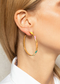 Boucles d'oreilles créoles Artsy dorées à l'or fin et émail - Multicolor