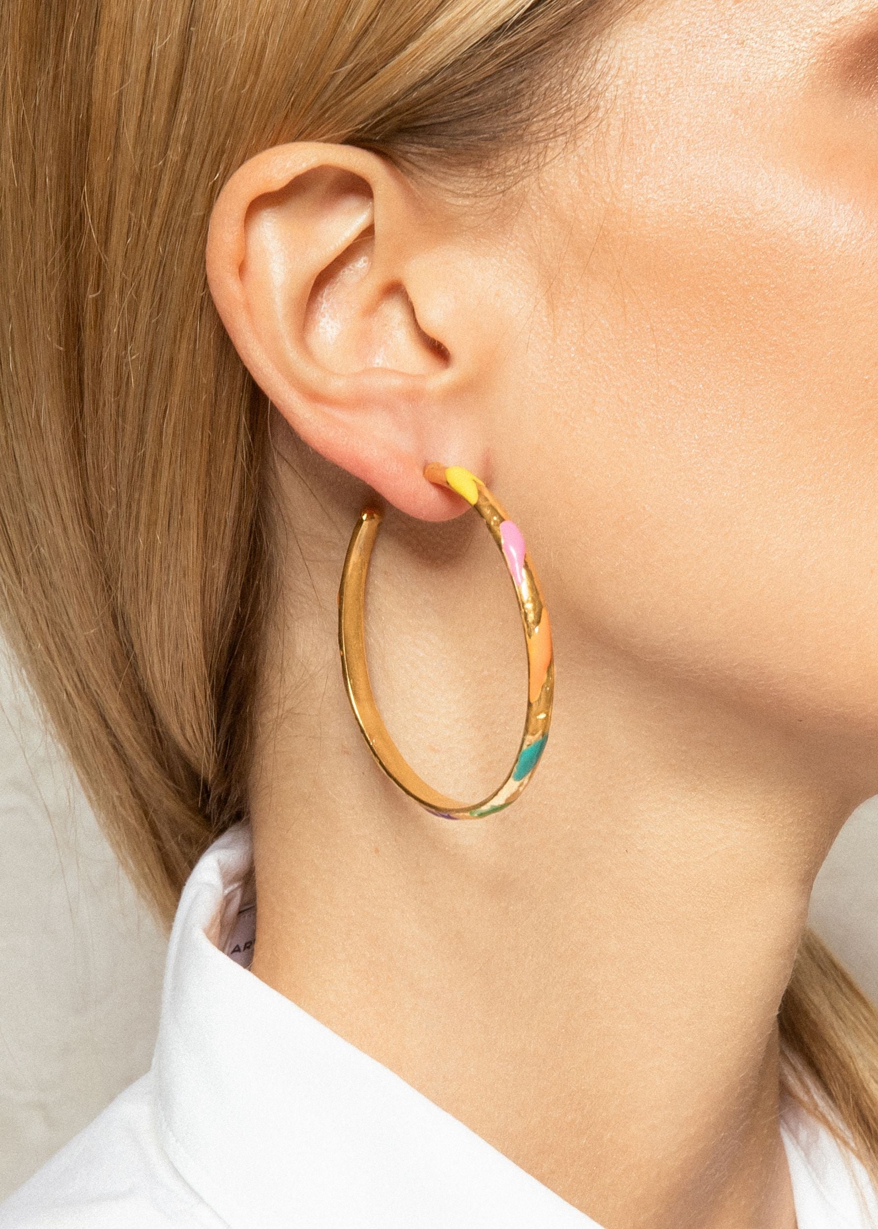 Boucles d'oreilles créoles Artsy dorées à l'or fin et émail - Multicolor