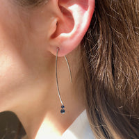 1qty RELIQUAT 750€/ QTY IN : 1-QTY OUT : 0- ST : 0% // Boucle d’oreille Colette rigide 2 saphirs -Blanc