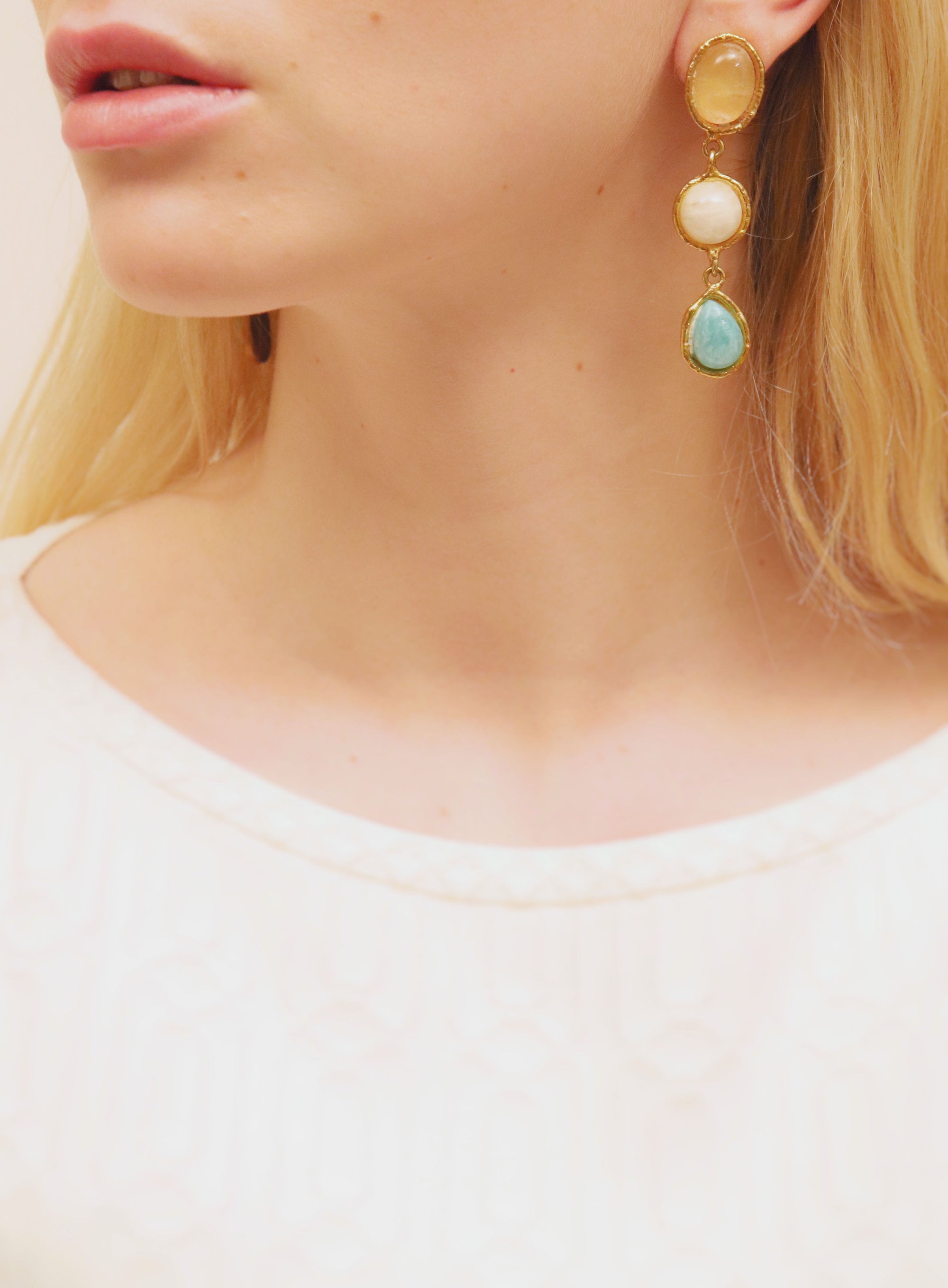 Boucles d'oreilles Cascade dorées à l'or fin et multipierres - Multicolore