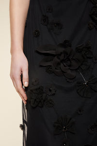 Black / FLORAL EMBROIDERY MIDI DRESS