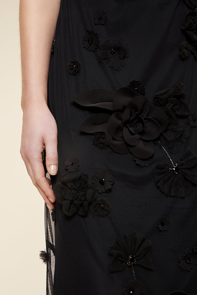 Black / FLORAL EMBROIDERY MIDI DRESS