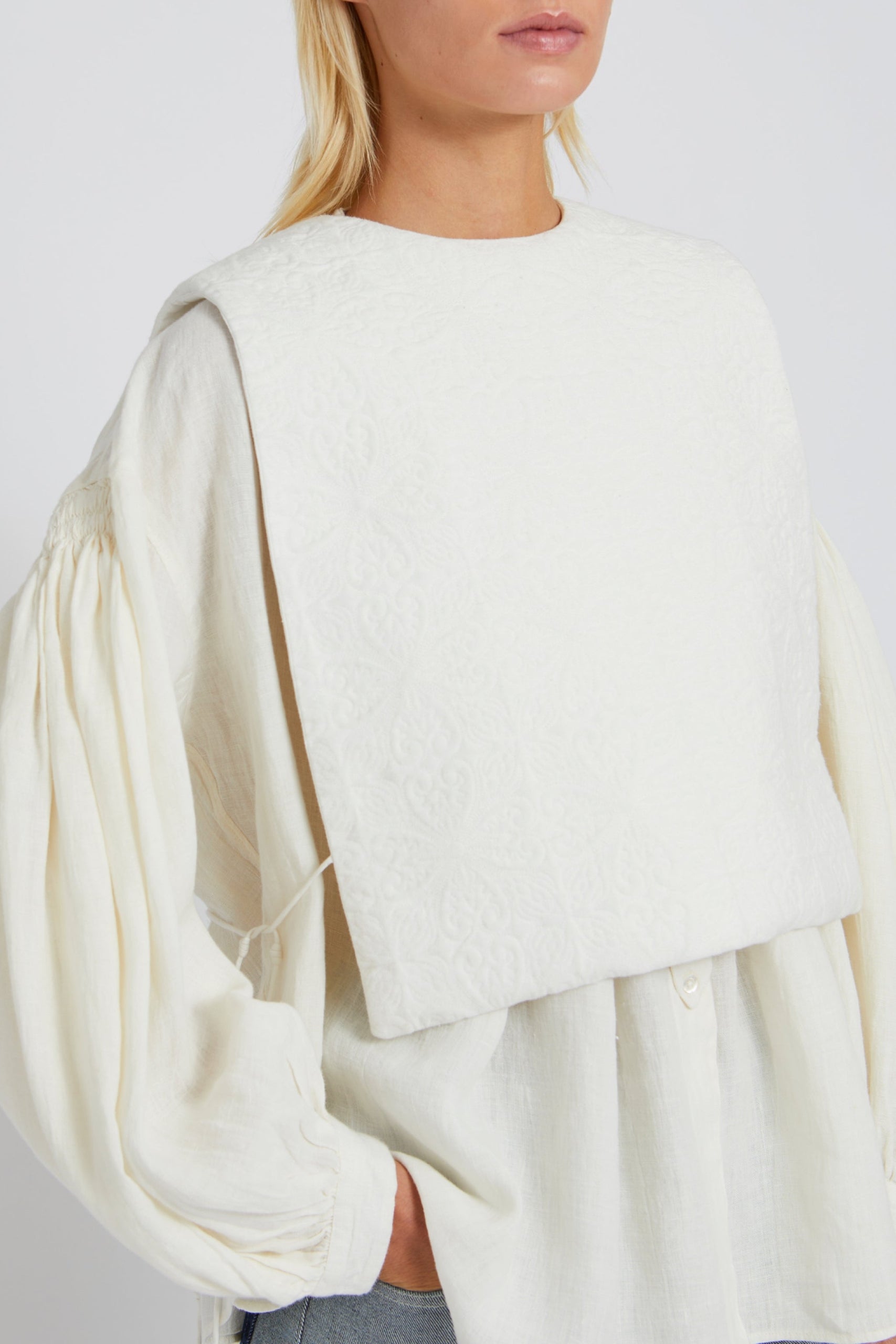 Plastron Edna brodé en lin - White