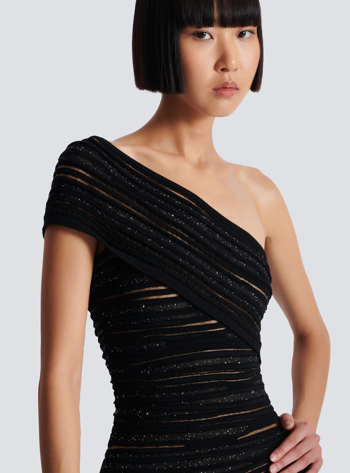Robe asymétrique en maille roulottée brillante - Noir & Argent