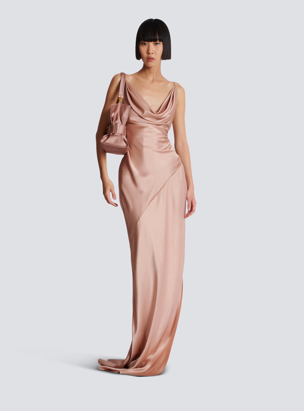 Robe fendue en satin drapé  - Beige Poudre
