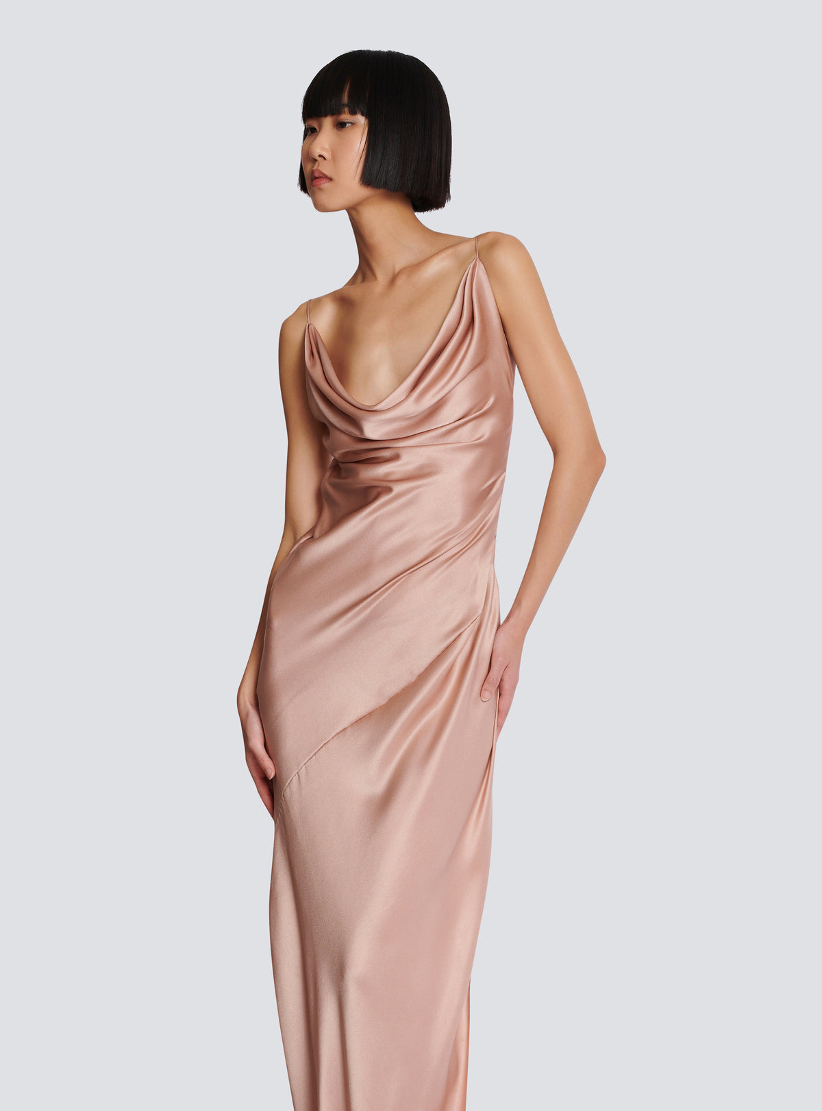 Robe fendue en satin drapé  - Beige Poudre