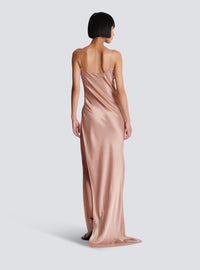 Robe fendue en satin drapé  - Beige Poudre