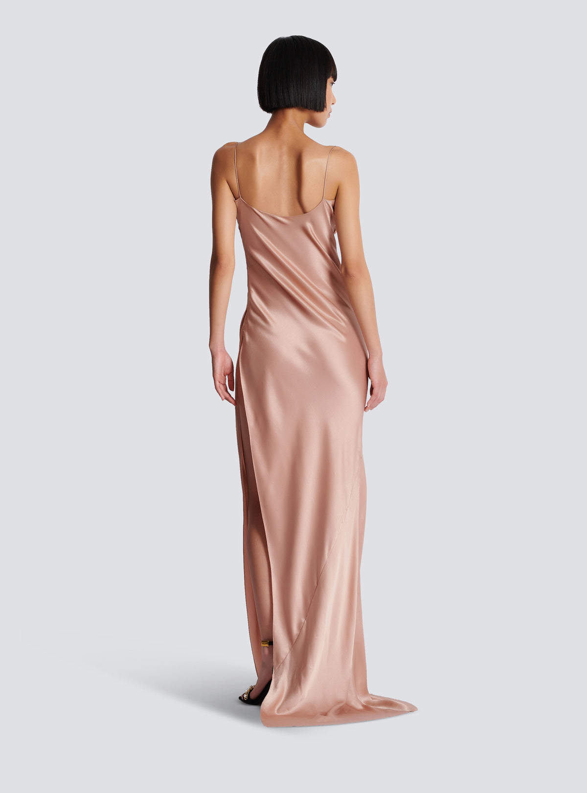 Robe fendue en satin drapé  - Beige Poudre