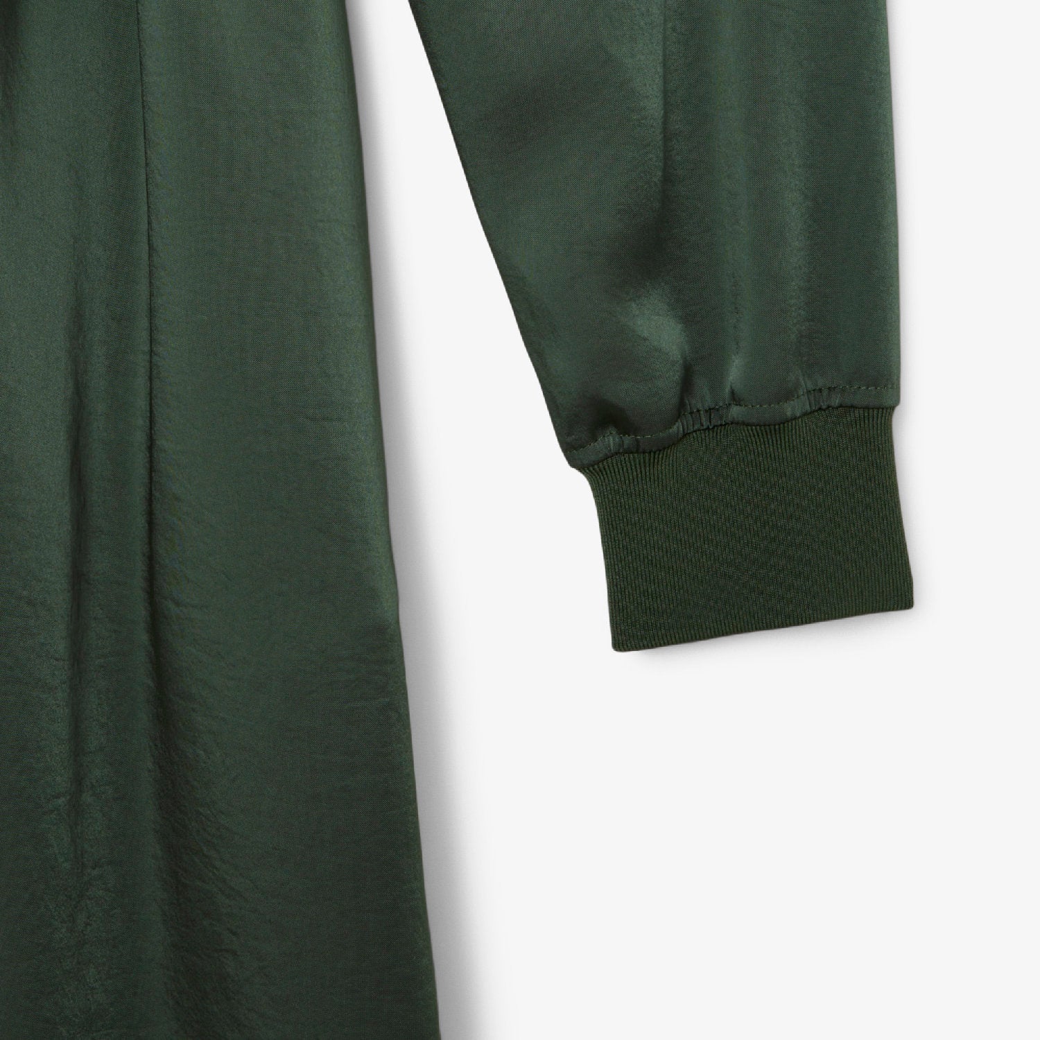 Robe fluide ceinturée à manches longues en satin - Escadron