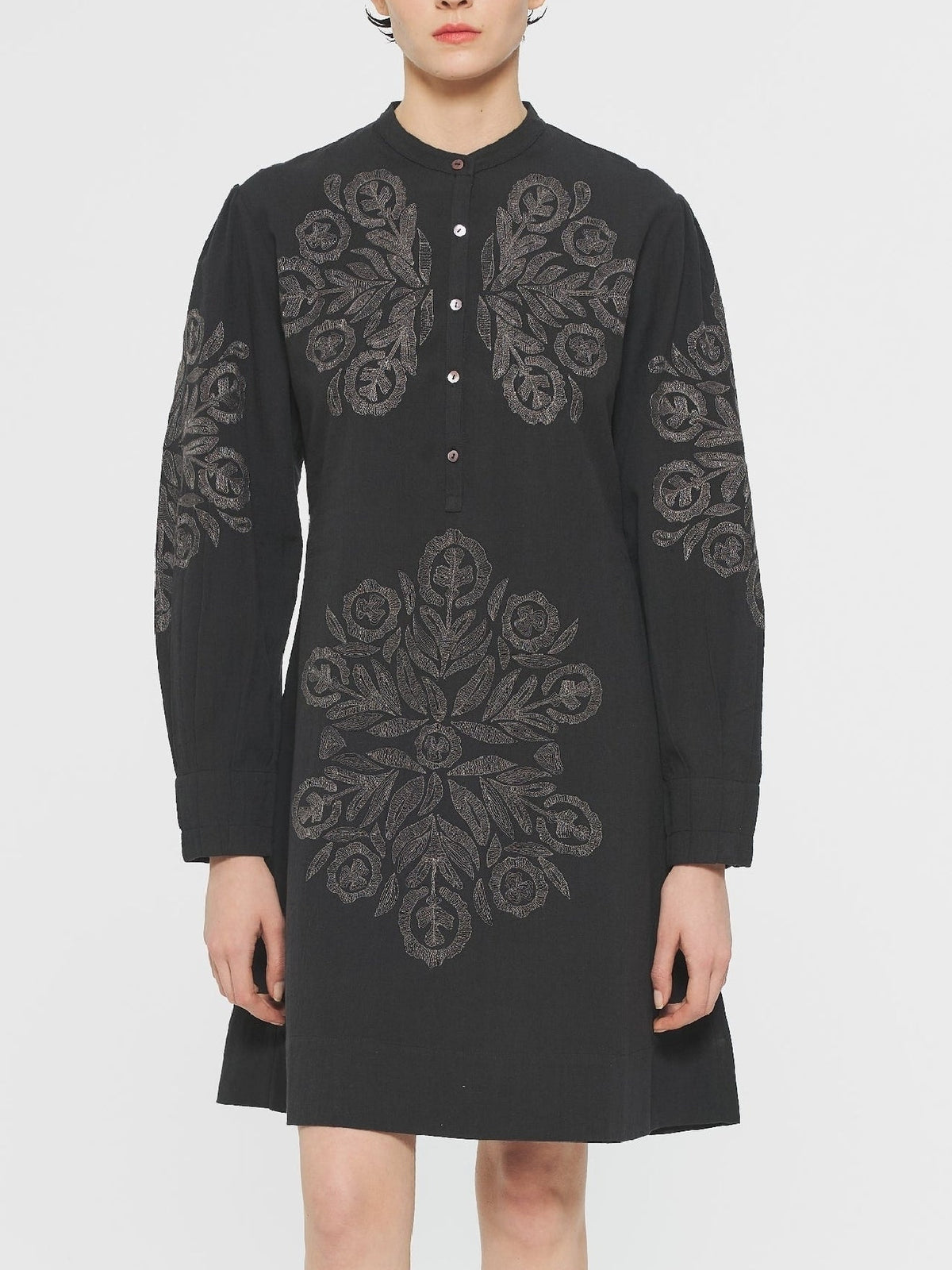 Robe courte brodée Eglantine - Black