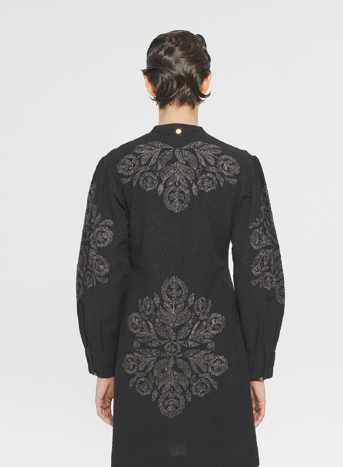 Robe courte brodée Eglantine - Black