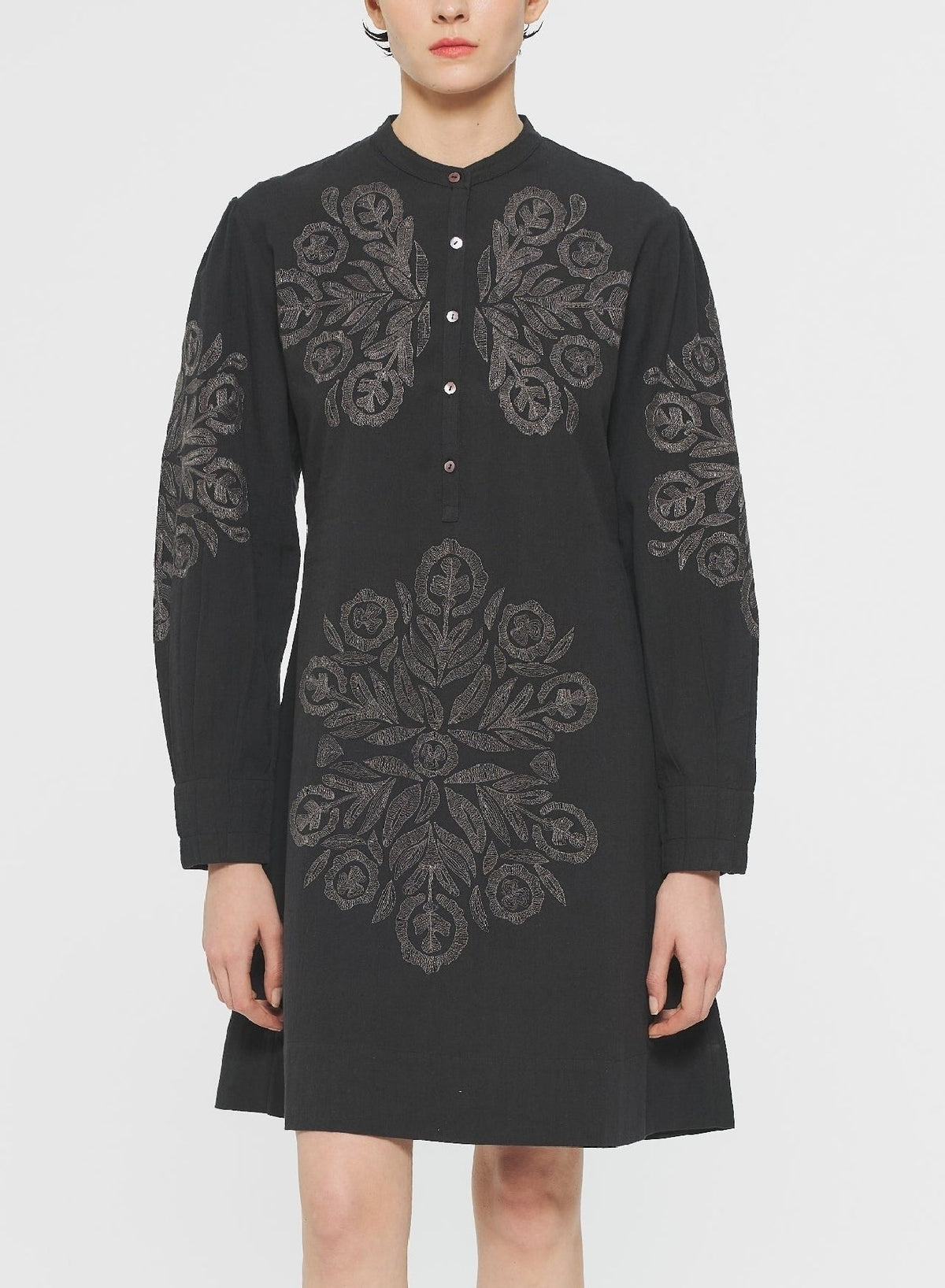 Robe courte brodée Eglantine - Black