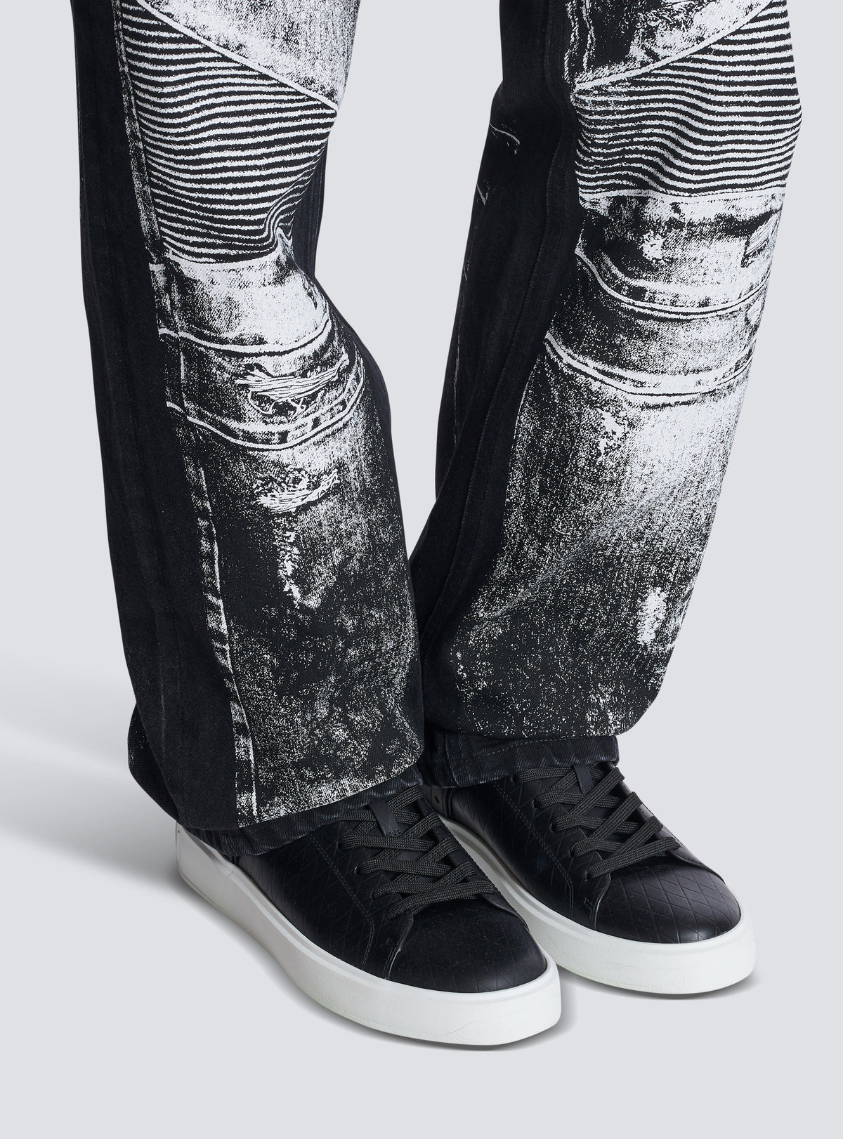 Baskets b-court b-buzz en cuir de veau embossé   - Noir & Blanc