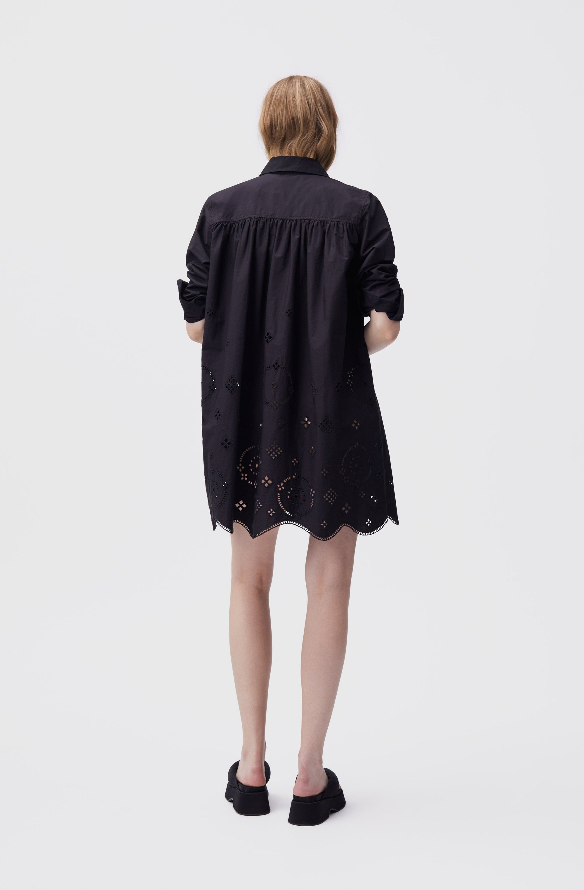 Robe courte chemise large en broderie anglaise - Black