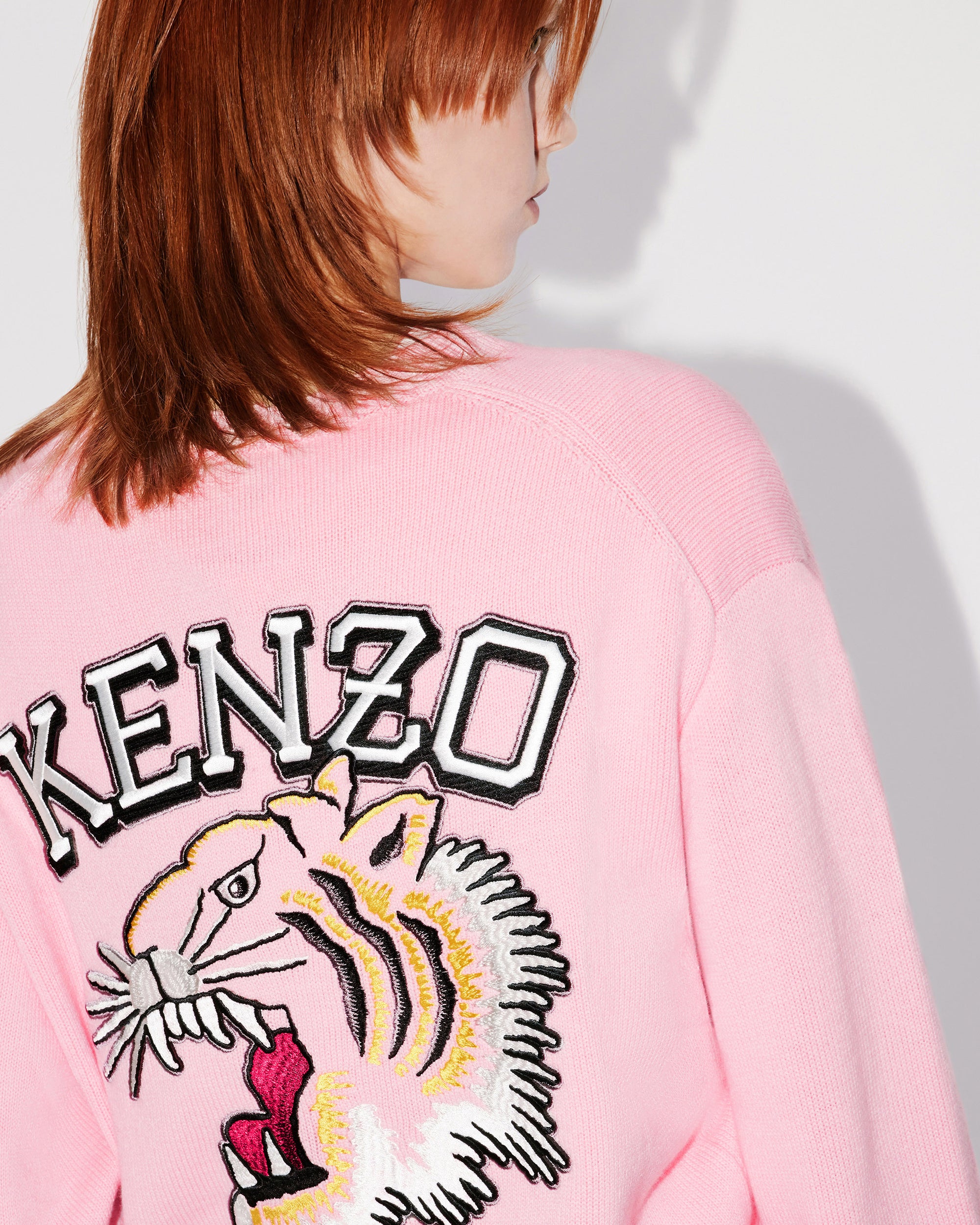 Pull brodé "Varsity Tiger" en laine - Faded Pink