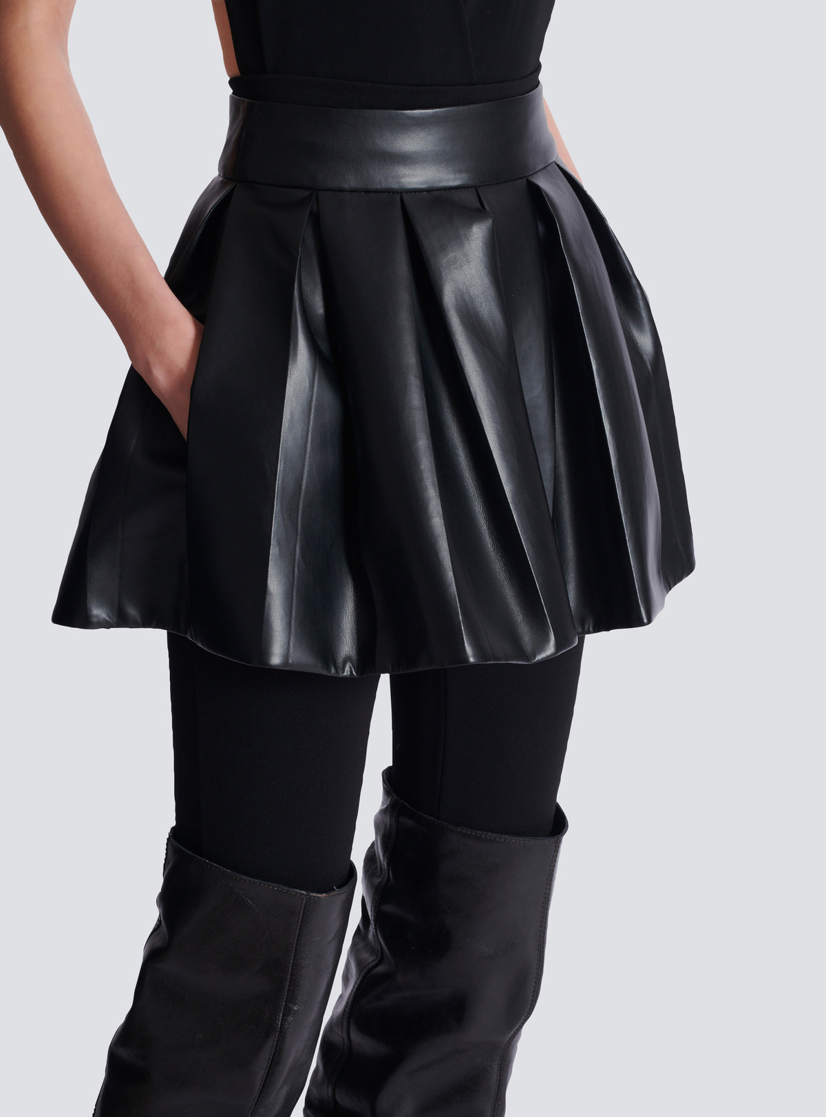 Jupe courte plissée en cuir synthétique - Noir