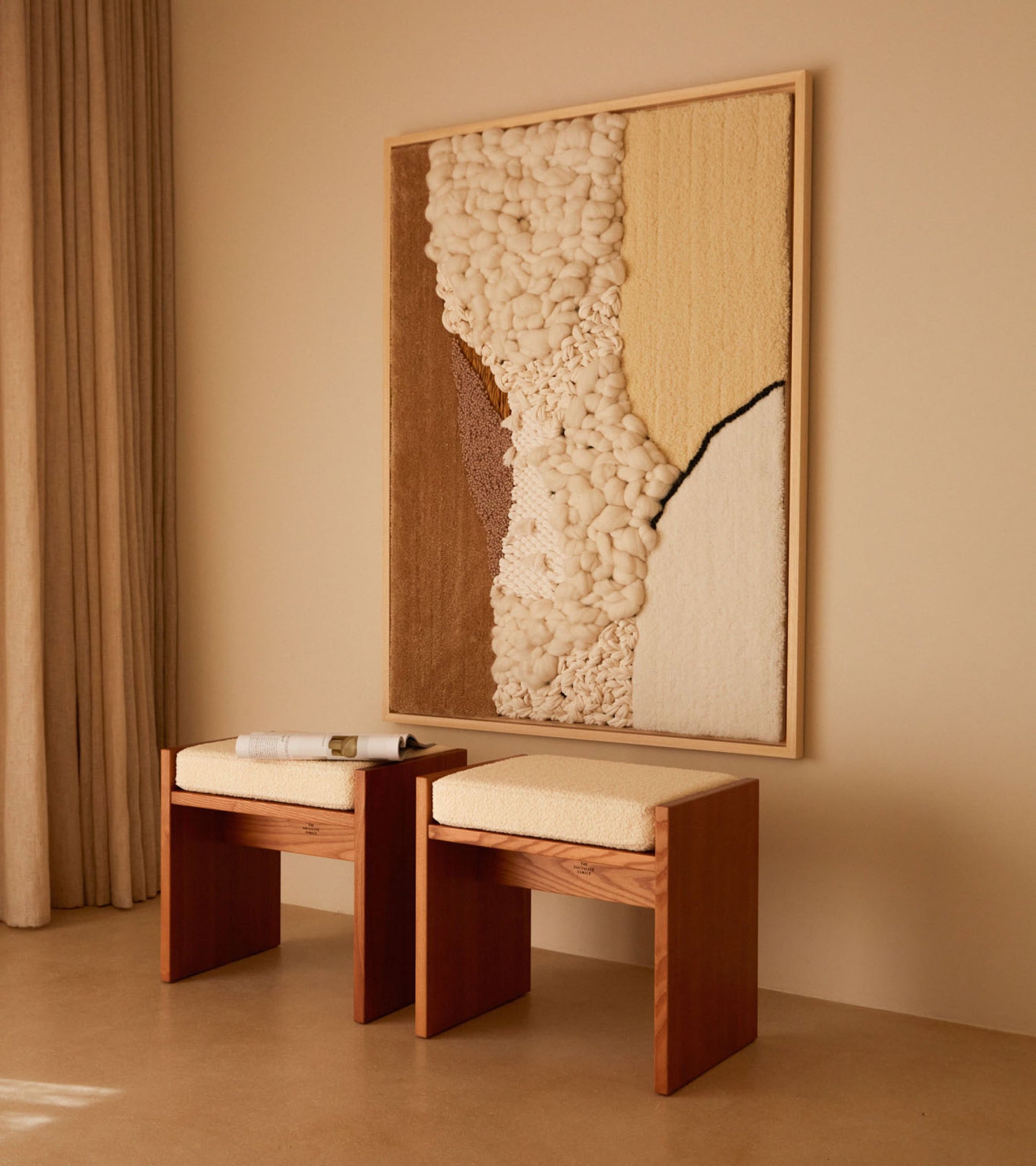 Tabouret Chiesa en bois et laine bouclé - Blanc crème