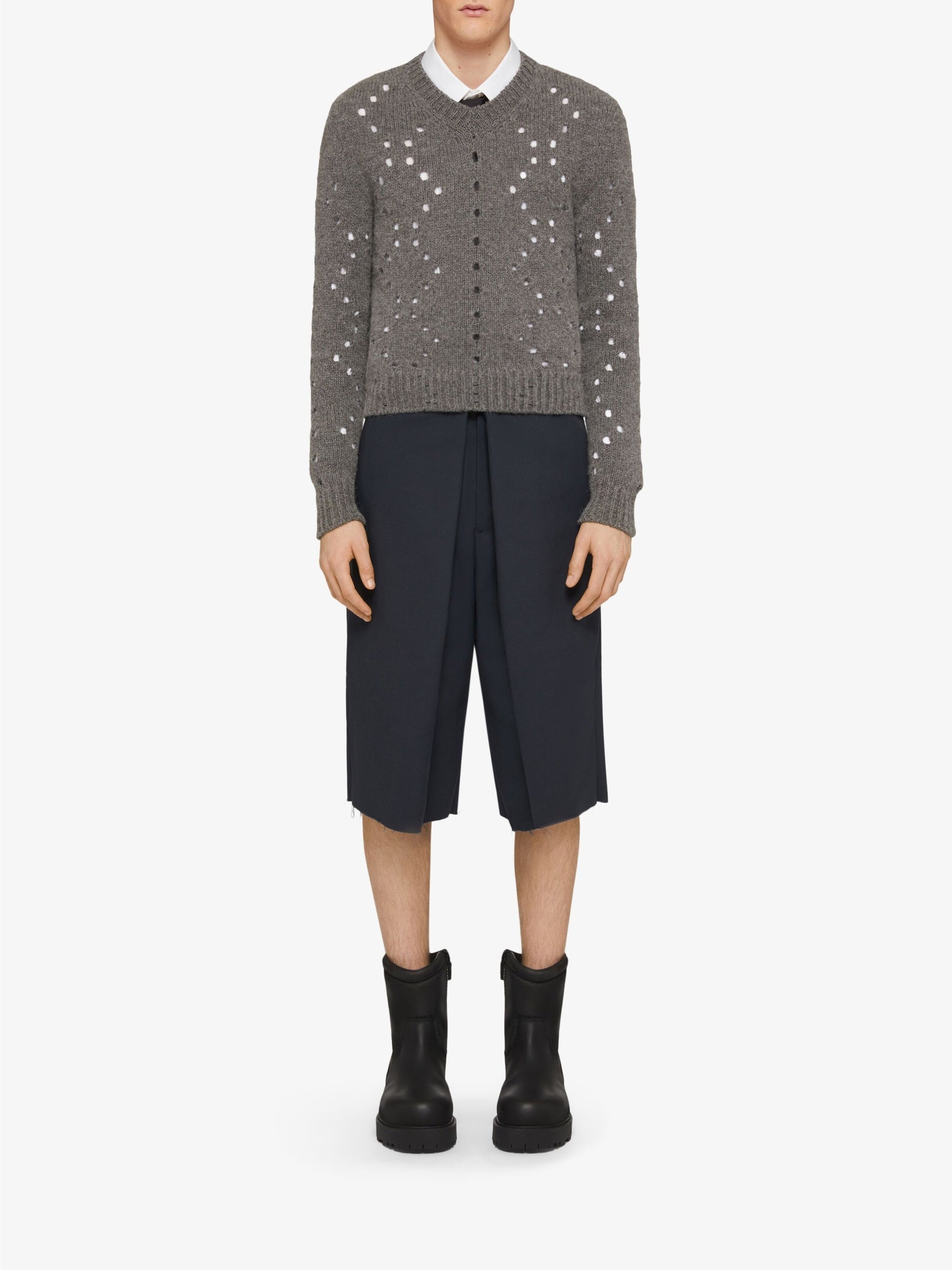 SHORT V NECK SWEATER