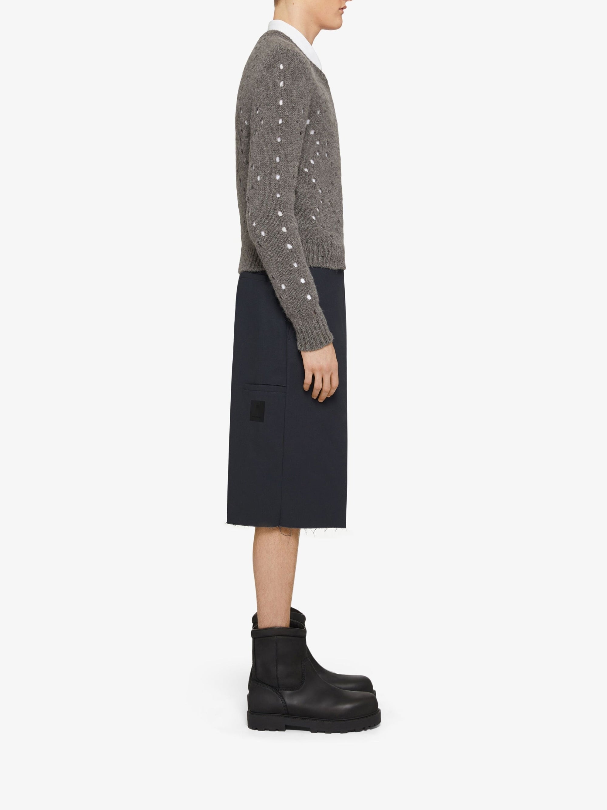 SHORT V NECK SWEATER