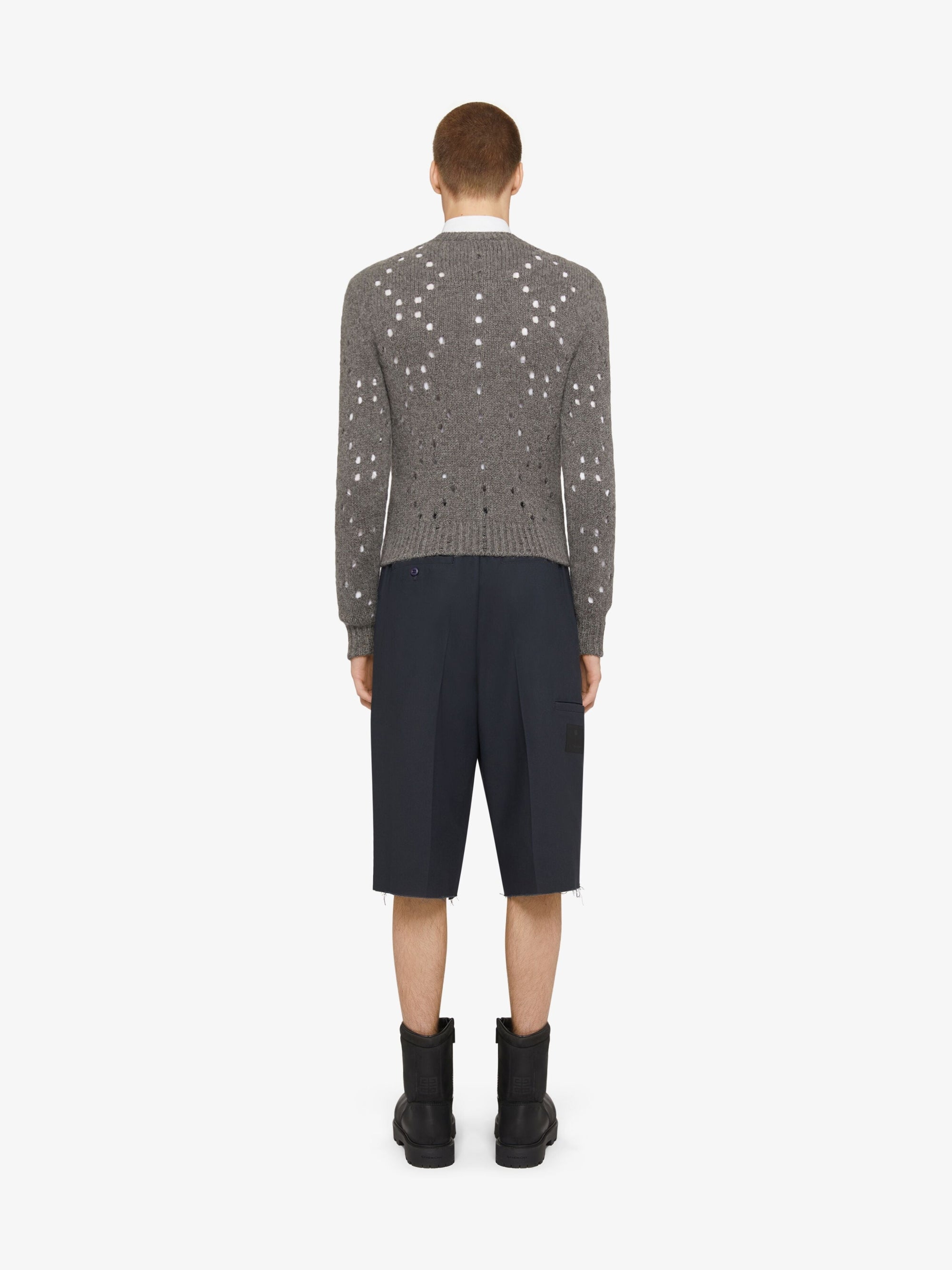 SHORT V NECK SWEATER