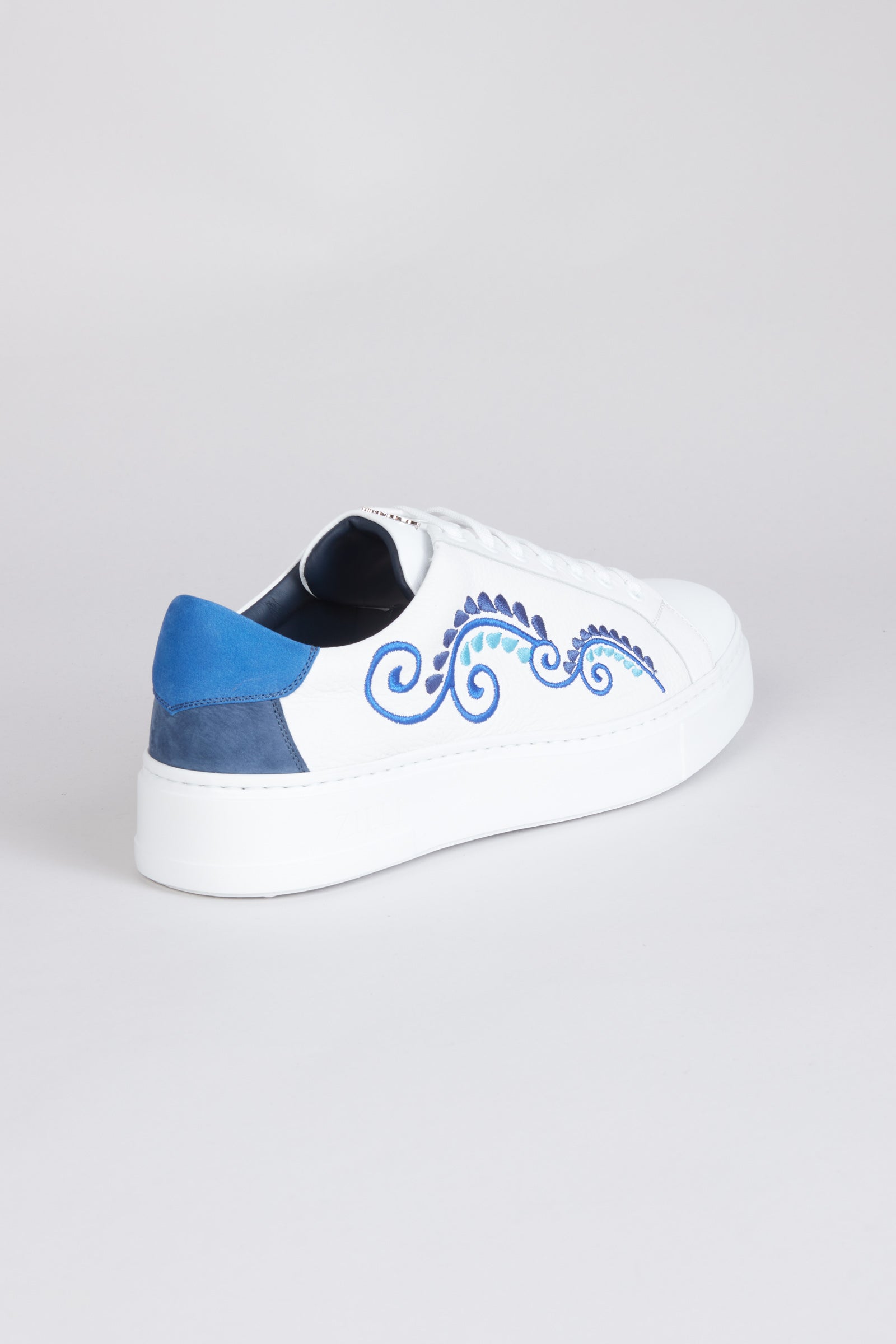 Low trainers with floral embroidery in exotic leather - White & Blue