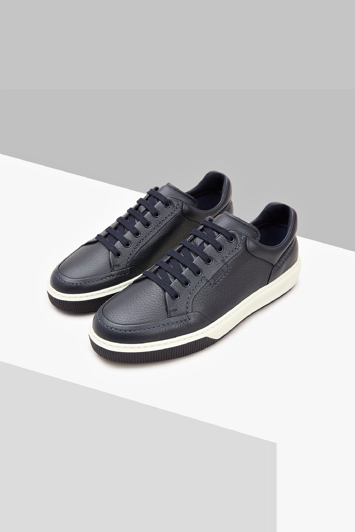 Low-top trainers in fine grained leather - Blue & White