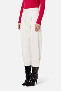 Pantalon coupe carotte à pinces en satin de coton - Off White