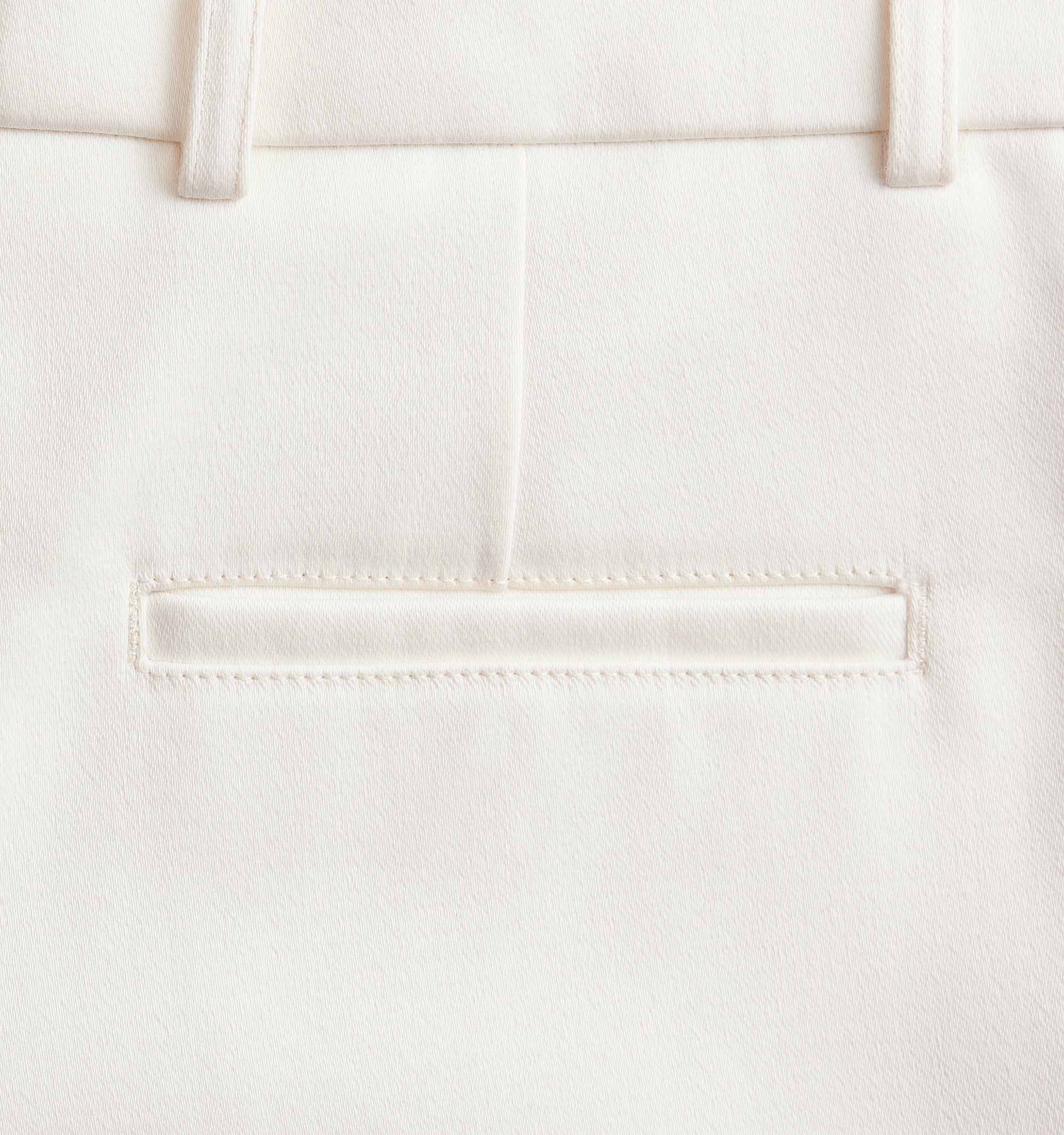 Pantalon coupe carotte à pinces en satin de coton - Off White