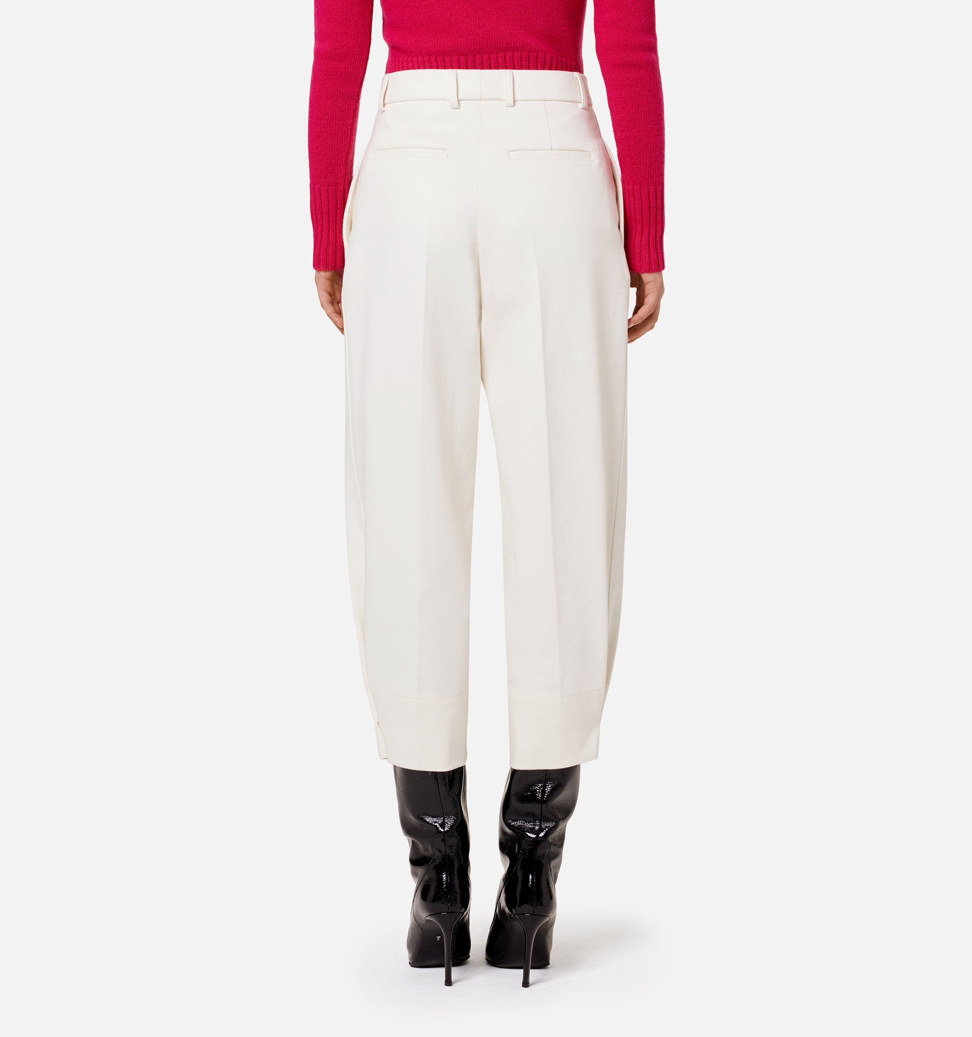 Pantalon coupe carotte à pinces en satin de coton - Off White