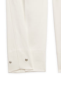 Pantalon coupe carotte à pinces en satin de coton - Off White
