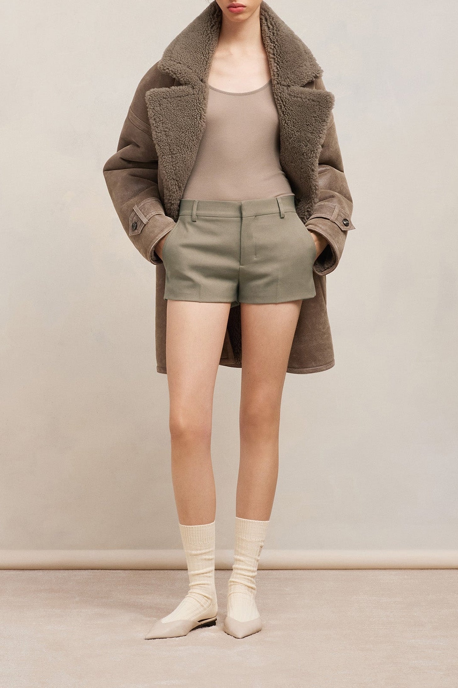 Short à poches arrière passepoilées en laine - Taupe