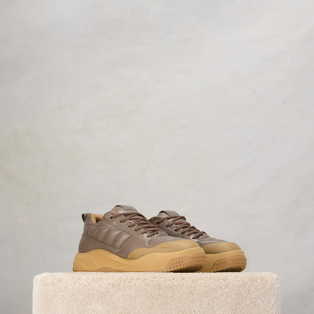 Sneakers basses Ami SN1509 en cuir - Taupe