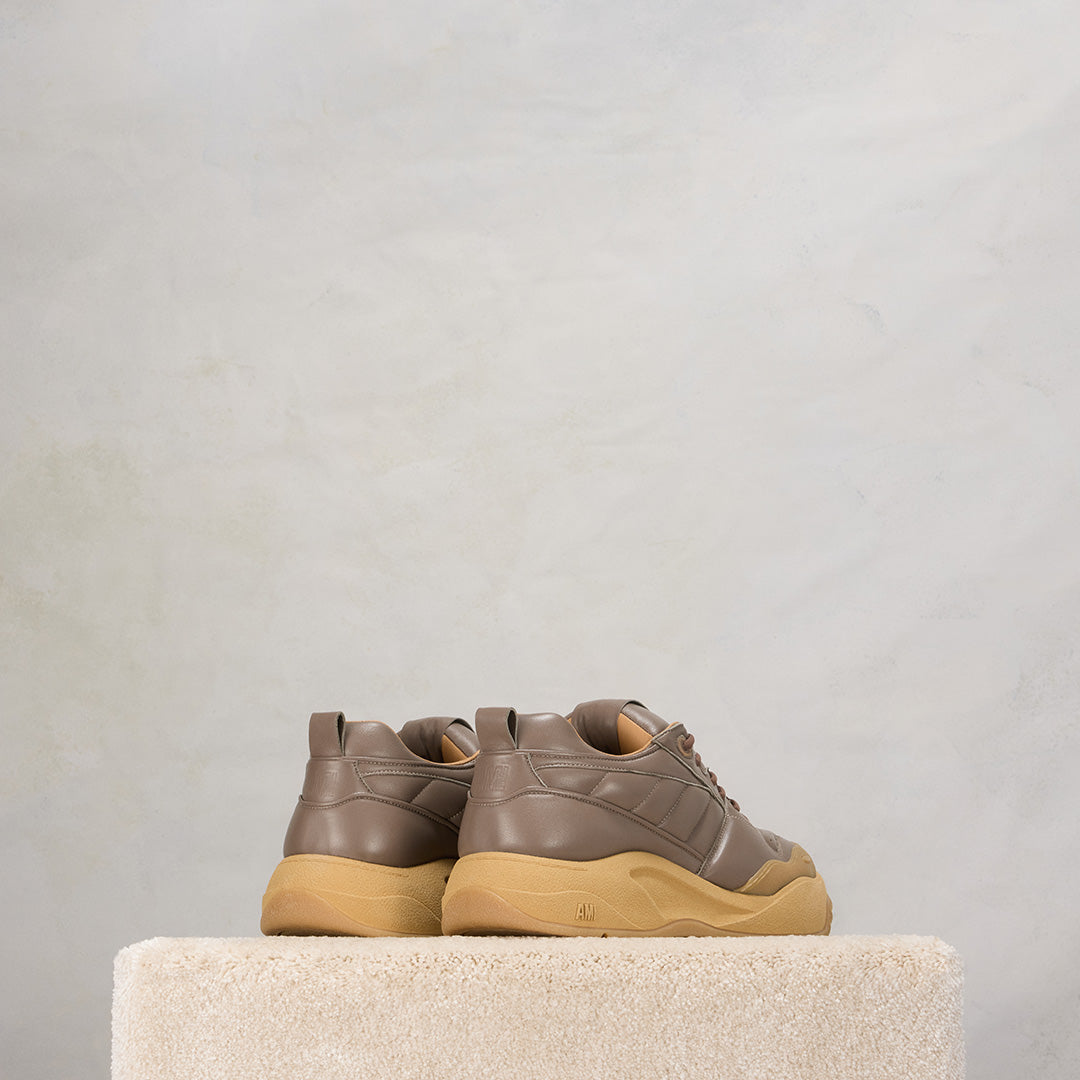 Sneakers basses Ami SN1509 en cuir - Taupe
