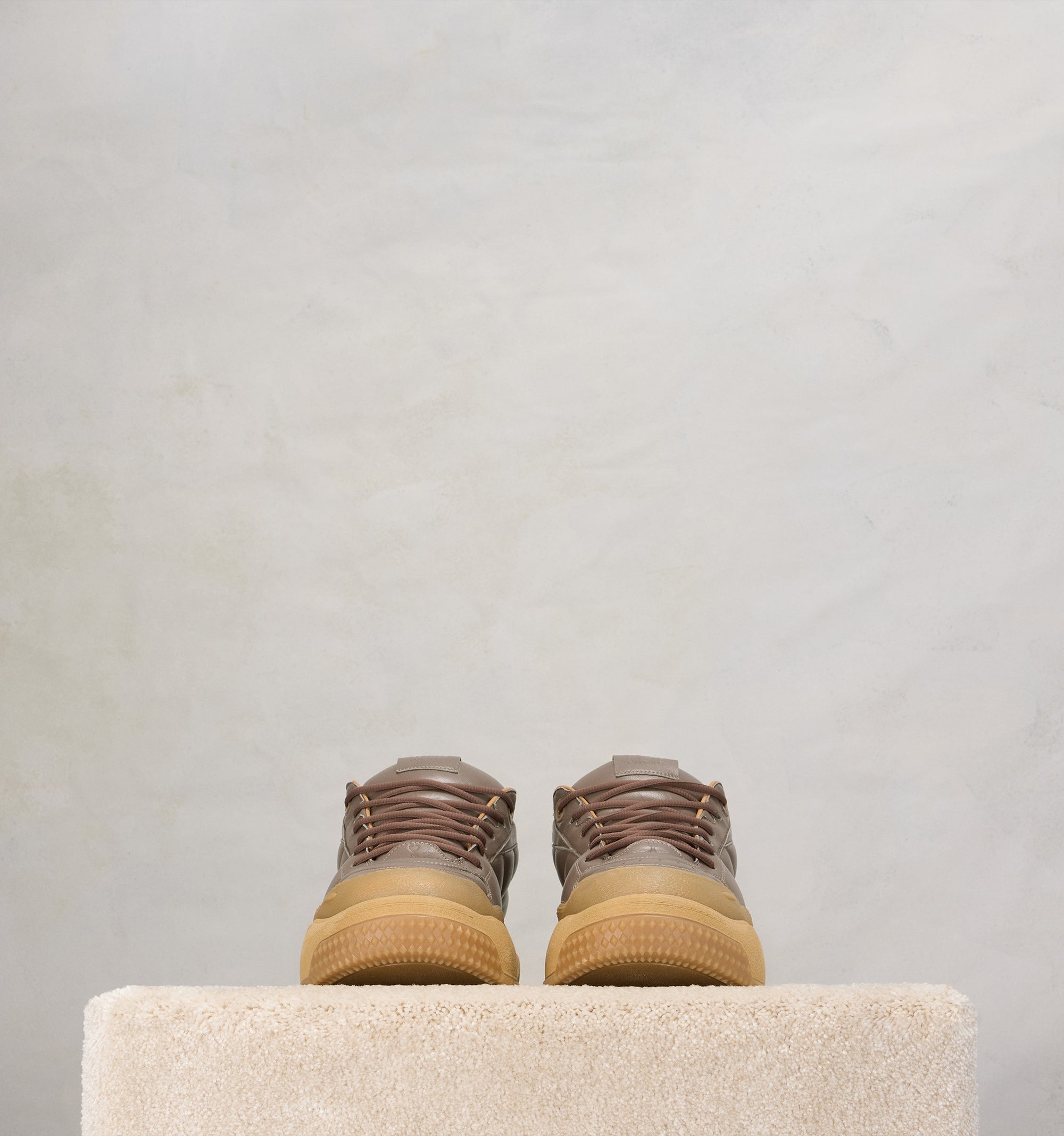 Sneakers basses Ami SN1509 en cuir - Taupe