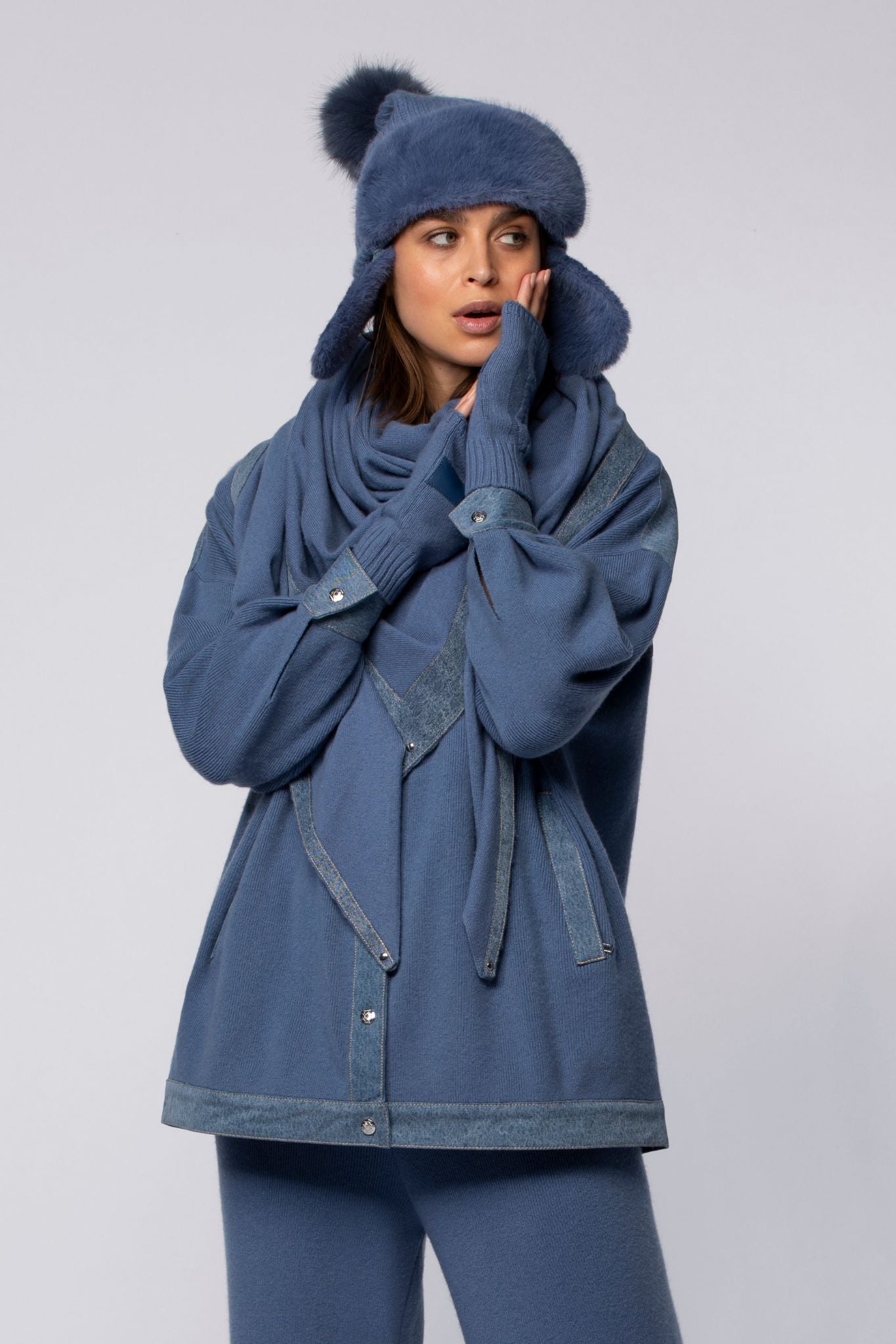 1 QTY NEW MITTENS AVEC DÉTAILS EN CUIR