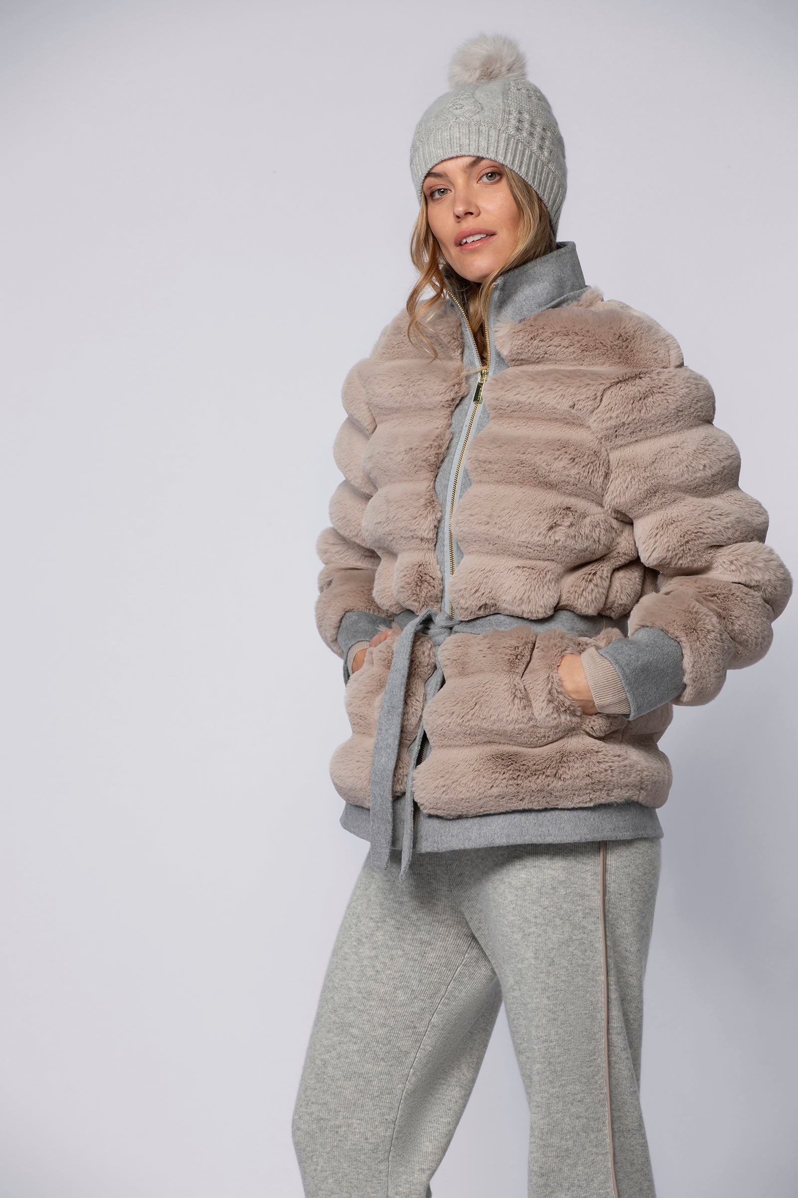 1 QTY NEW MANTEAU IMITATION CHINCHILLA