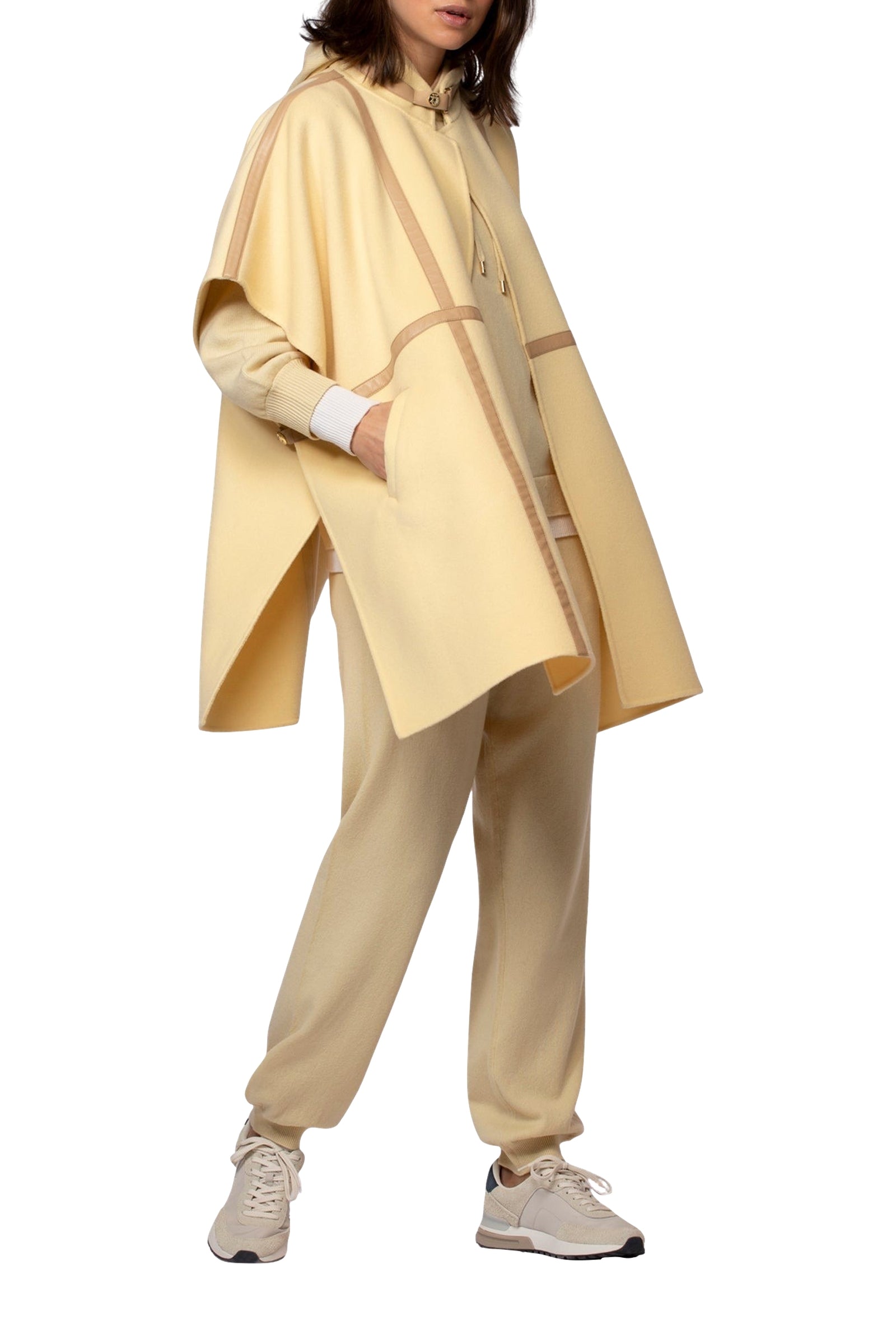 1 QTY NEW CAPE AVEC DETAILLE EN CUIR