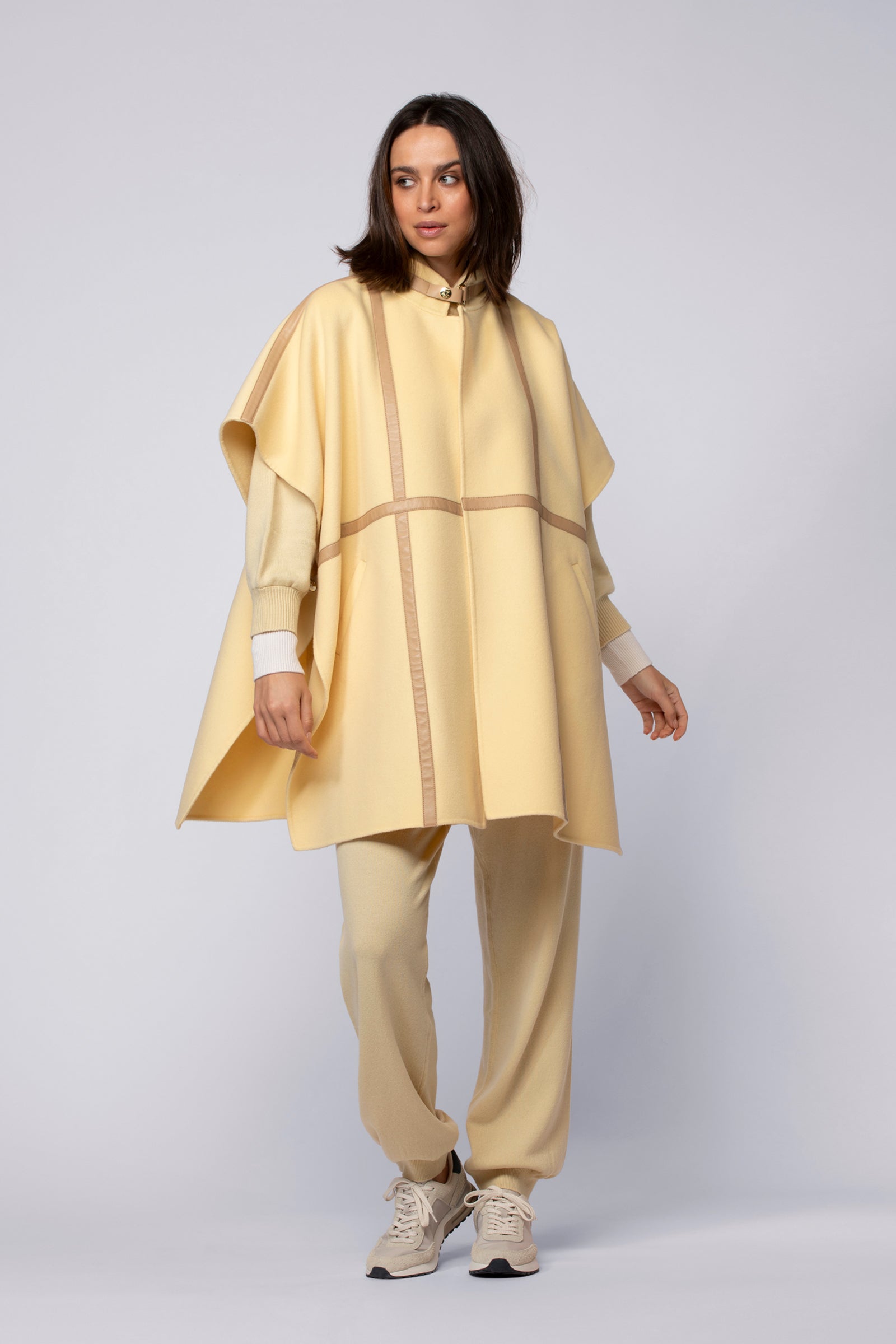 1 QTY NEW CAPE AVEC DETAILLE EN CUIR