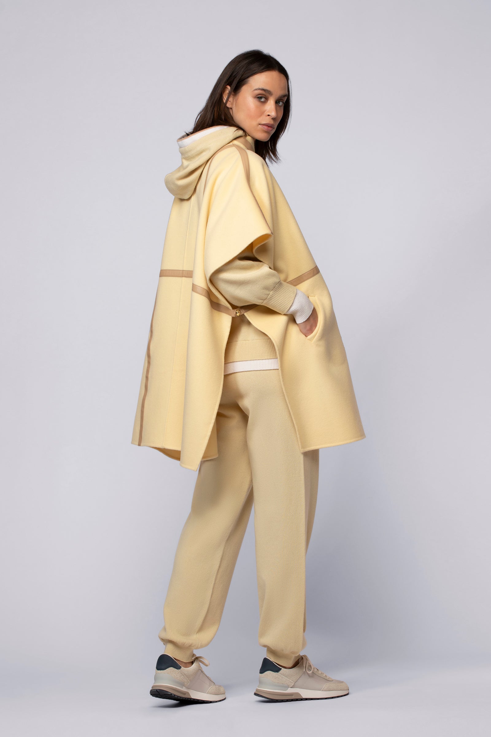 1 QTY NEW CAPE AVEC DETAILLE EN CUIR