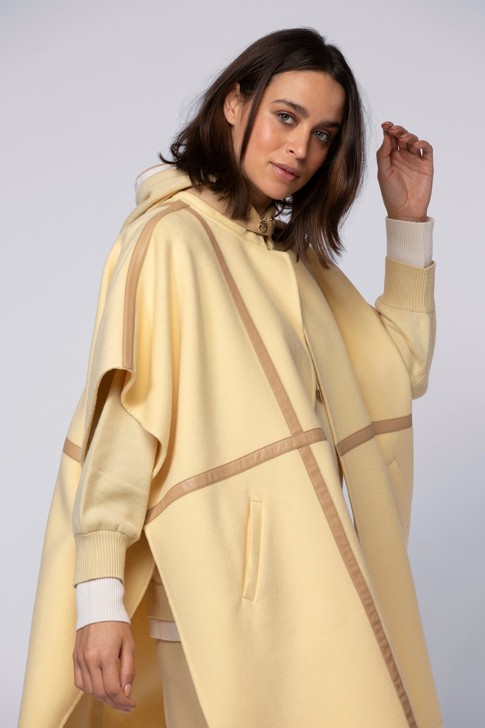 1 QTY NEW CAPE AVEC DETAILLE EN CUIR