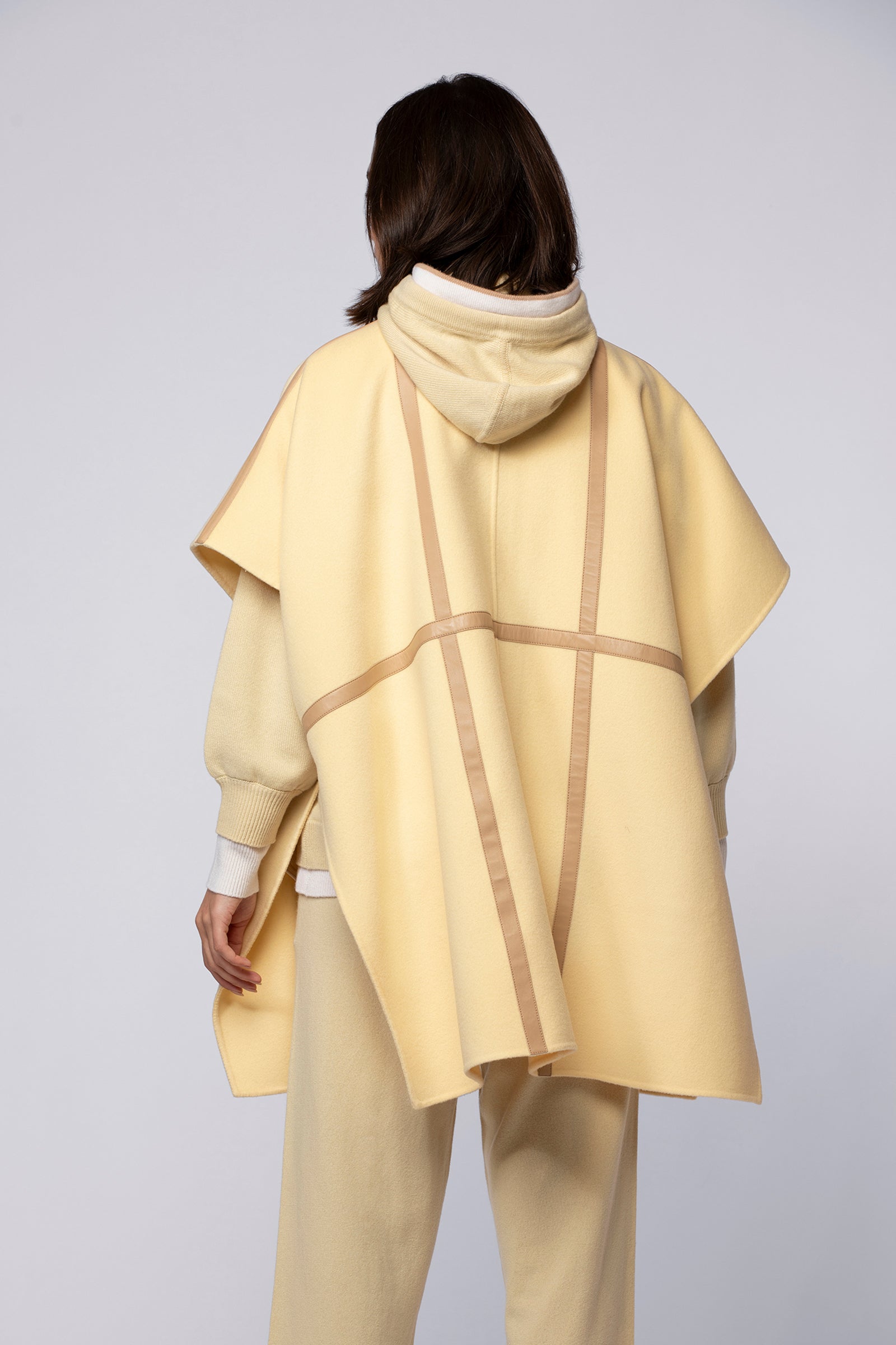 1 QTY NEW CAPE AVEC DETAILLE EN CUIR