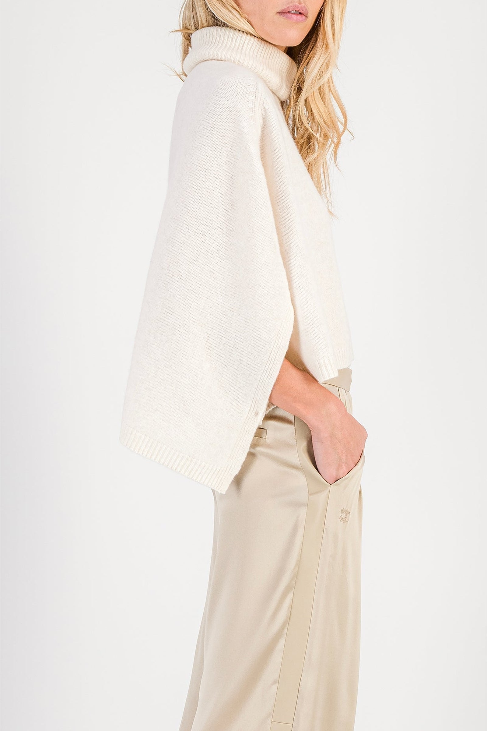 15 QTY NEW PONCHO COL ROULE