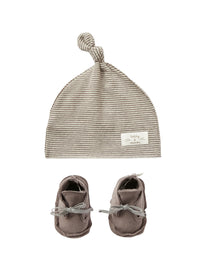 Set cappellino e scarpe a righe marroni