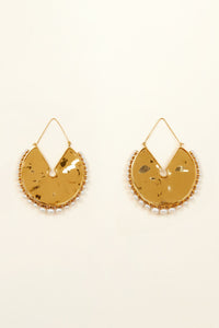 Hammered brass hoop earrings with pearls - Gold